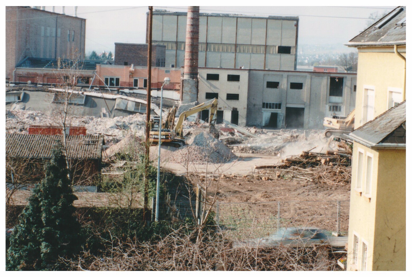 Schutthaufen beim Abriss der Didier-Werke Bendorf, 1999 (Stiftung Sayner Hütte, Rheinisches Eisenkunstguss-Museum CC BY-NC-SA)