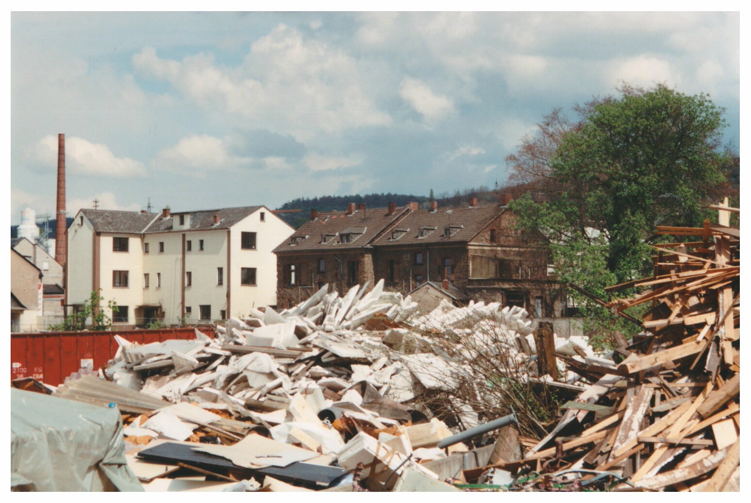 Schuttberge beim Abriss der Didier-Werke Bendorf, 1999 (Stiftung Sayner Hütte, Rheinisches Eisenkunstguss-Museum CC BY-NC-SA)