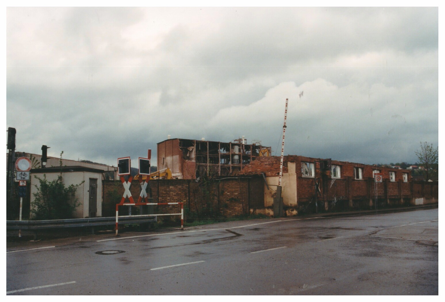Blick von der Concordiastraße auf das Didier-Werksgelände beim Abriss, 1999 (Stiftung Sayner Hütte, Rheinisches Eisenkunstguss-Museum CC BY-NC-SA)