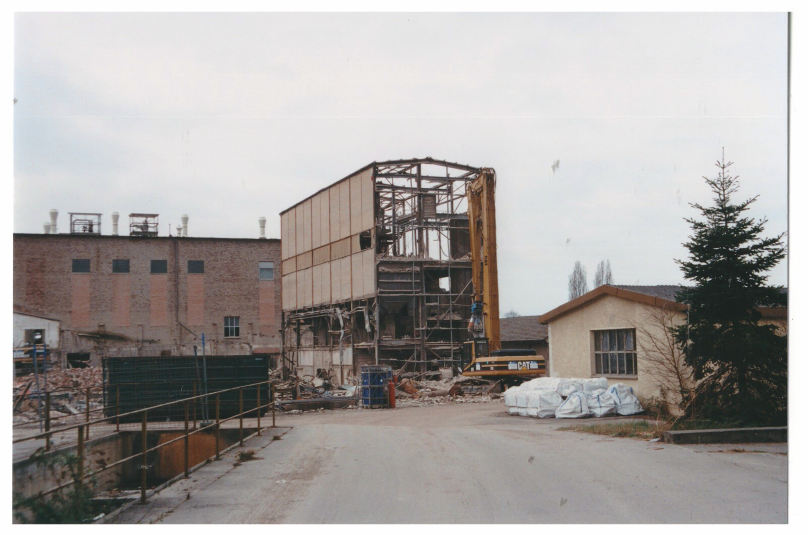Didier-Werksgelände in Bendorf beim Abriss 1999 (Stiftung Sayner Hütte, Rheinisches Eisenkunstguss-Museum CC BY-NC-SA)