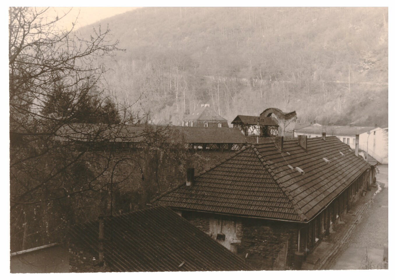 Blick vom Stromberger Weg über das Gelände Sayner Hütte 1974 (Stiftung Sayner Hütte, Rheinisches Eisenkunstguss-Museum CC BY-NC-SA)