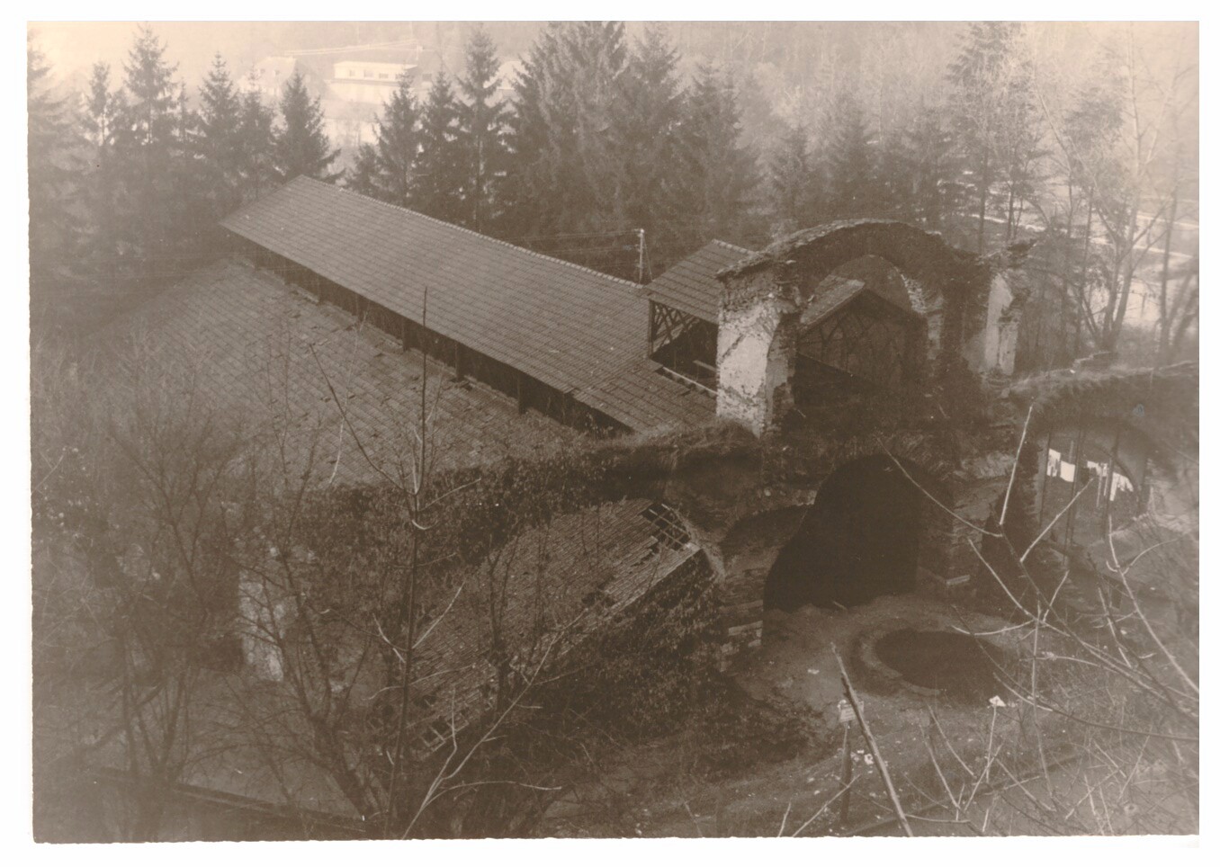 Hochofenruine und Gießhalle Sayner Hütte 1974 (Stiftung Sayner Hütte, Rheinisches Eisenkunstguss-Museum CC BY-NC-SA)