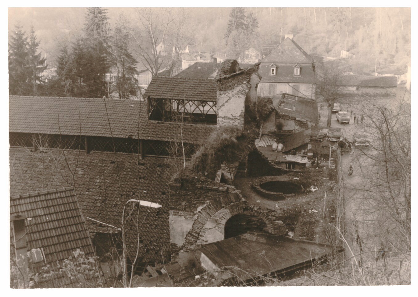 Blick auf Hochofenruine und Gießhalle der Sayner Hütte 1974 (Stiftung Sayner Hütte, Rheinisches Eisenkunstguss-Museum CC BY-NC-SA)