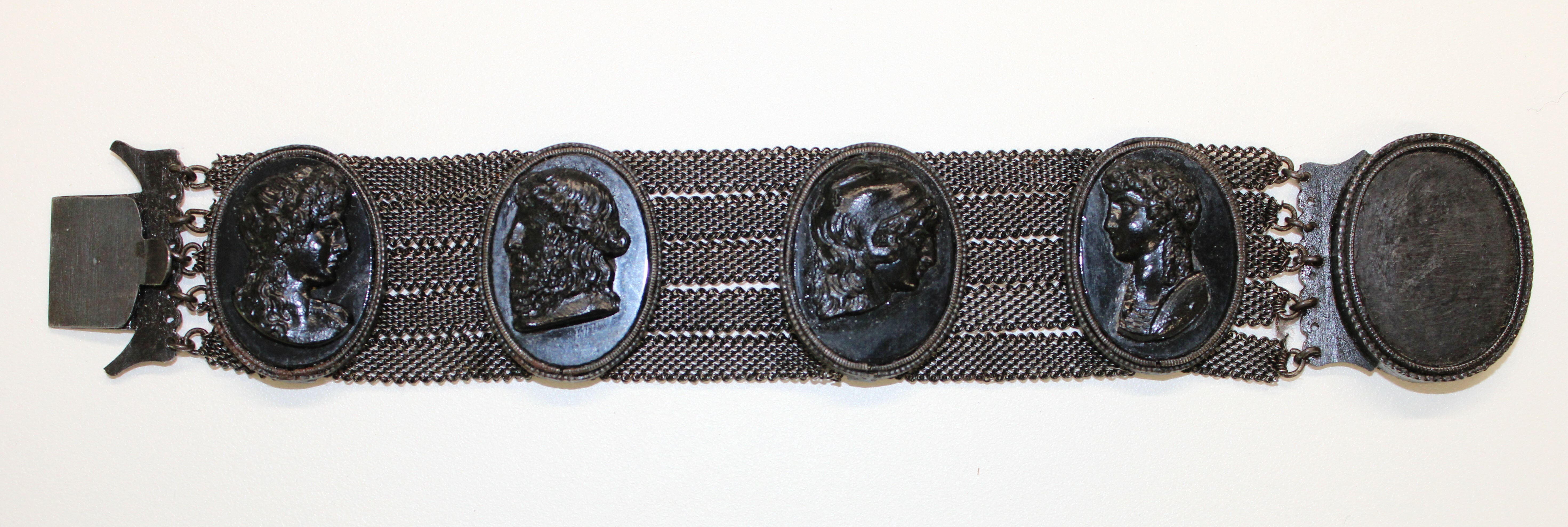 Armband mit 4 Gemmen (Stiftung Sayner Hütte, Rheinisches Eisenkunstguss-Museum CC BY-NC-SA)