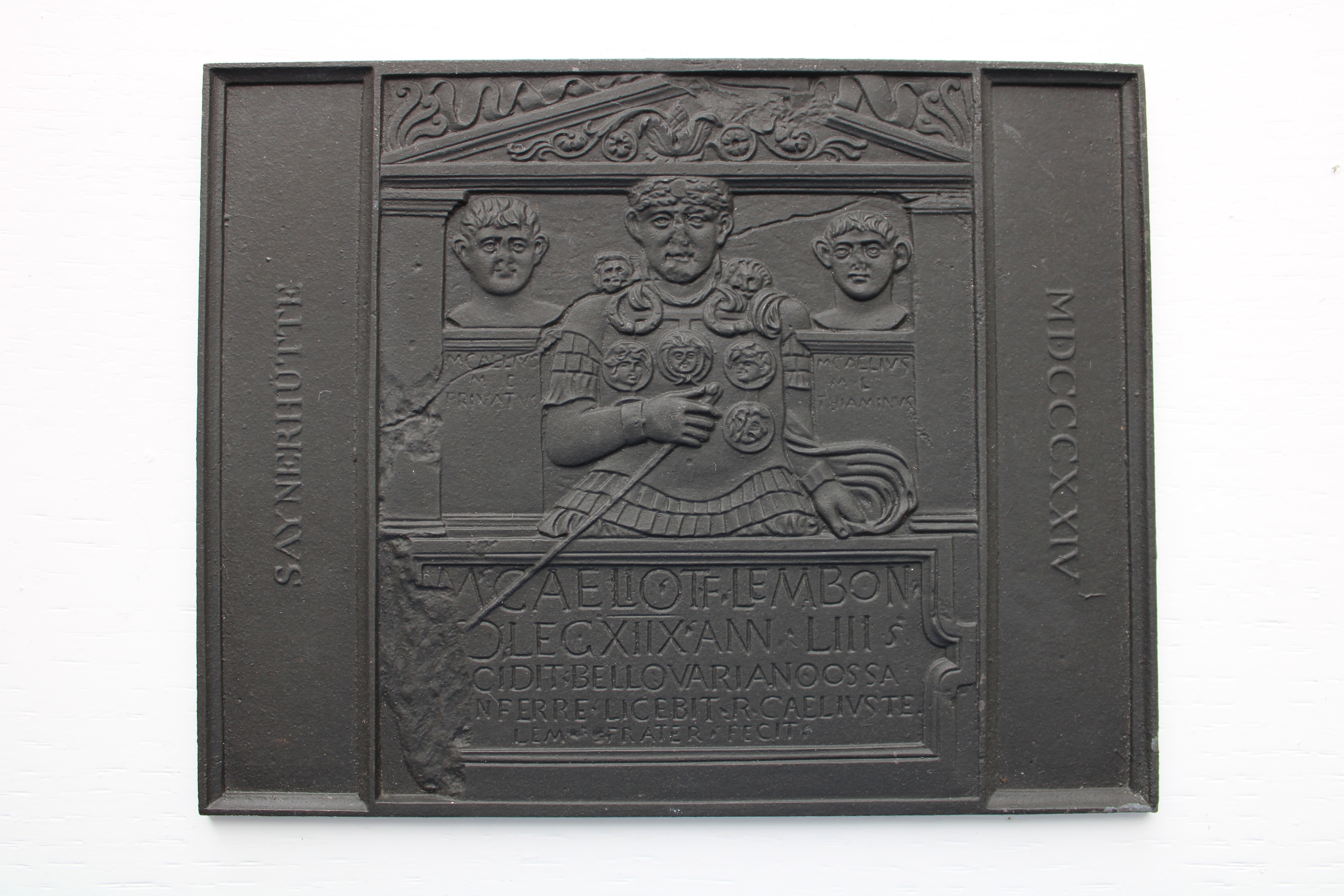Sayner Neujahrsplakette 1824, Darstellung der Grabplatte des Centurio Marcus Caelius (Stiftung Sayner Hütte, Rheinisches Eisenkunstguss-Museum CC BY-NC-SA)