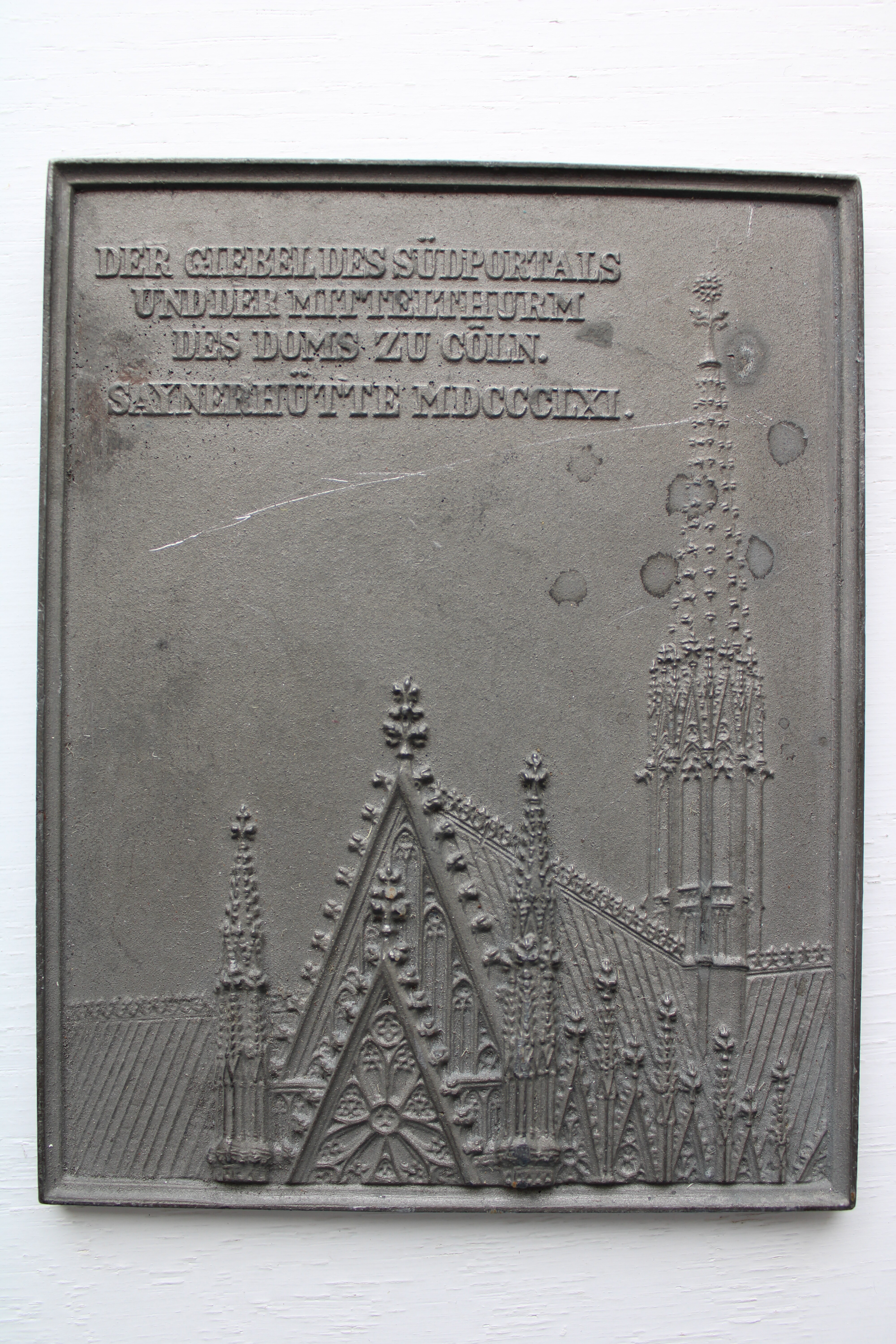 Sayner Neujahrsplakette 1861, Südportal und Mittelturm des Kölner Doms (Stiftung Sayner Hütte, Rheinisches Eisenkunstguss-Museum CC BY-NC-SA)