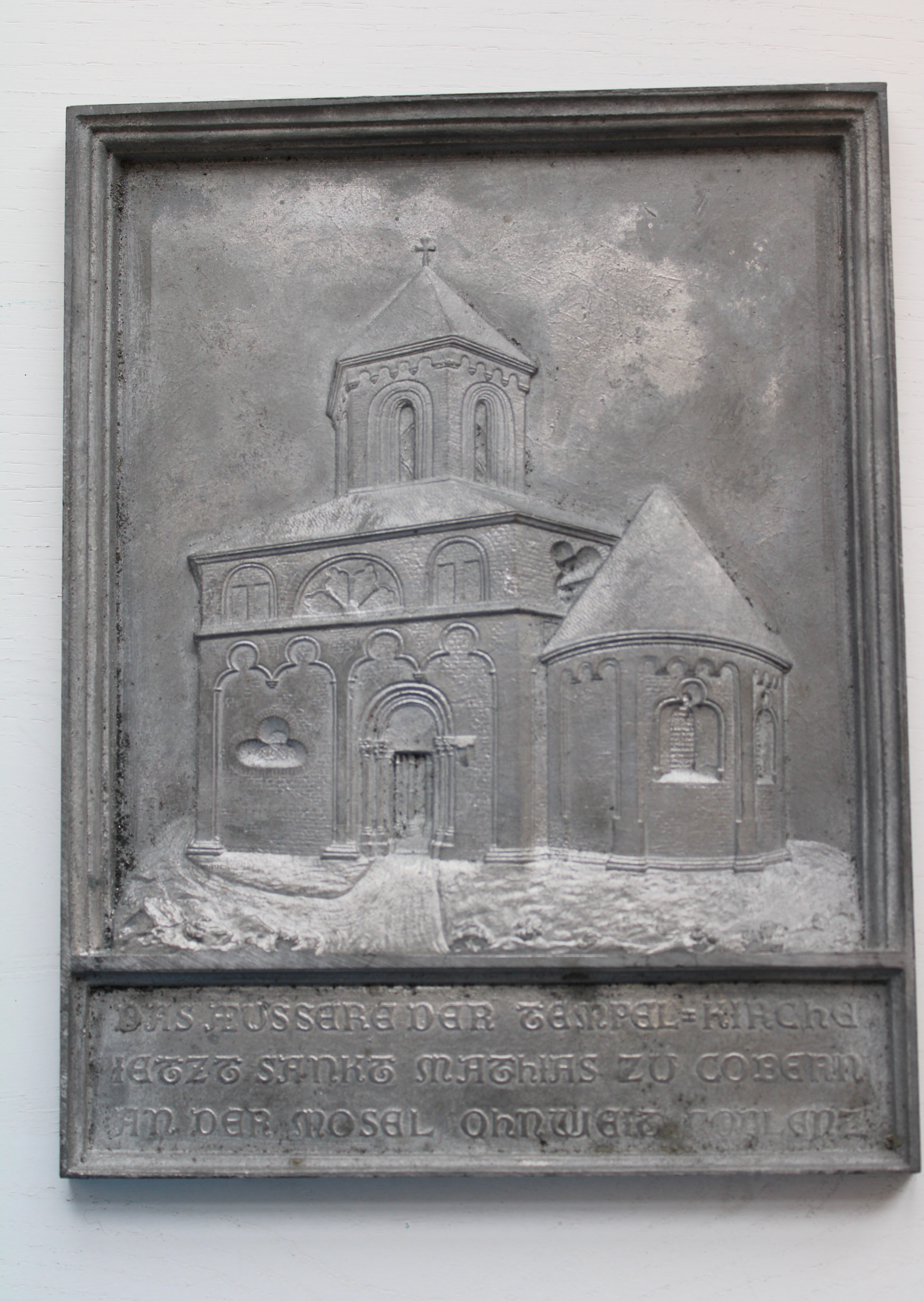 Relief Matthiaskapelle in Kobern-Gondorf (Mosel), Außenansicht (Stiftung Sayner Hütte, Rheinisches Eisenkunstguss-Museum CC BY-NC-SA)