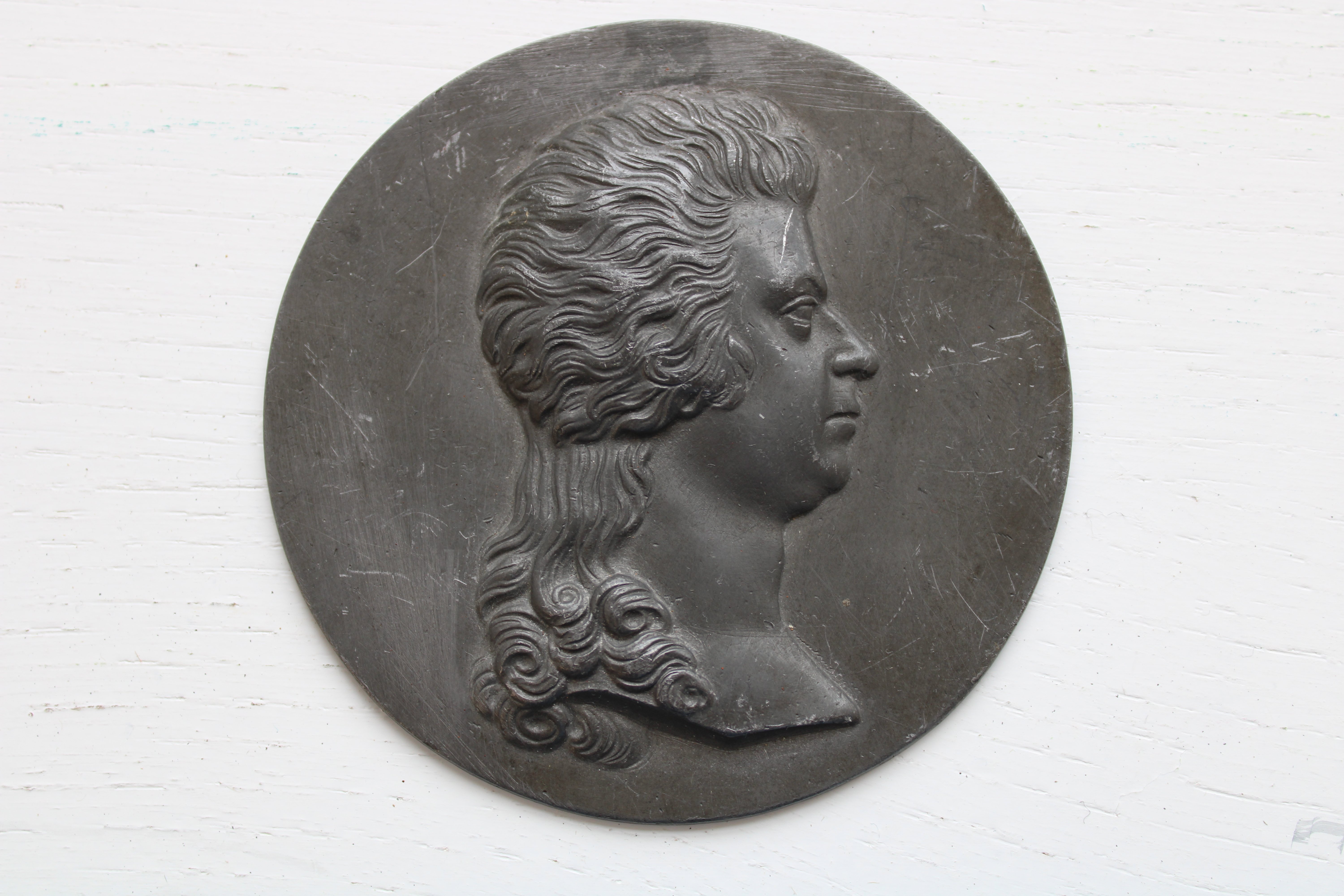 Medaillon Wolfgang Amadeus Mozart (Stiftung Sayner Hütte, Rheinisches Eisenkunstguss-Museum CC BY-NC-SA)