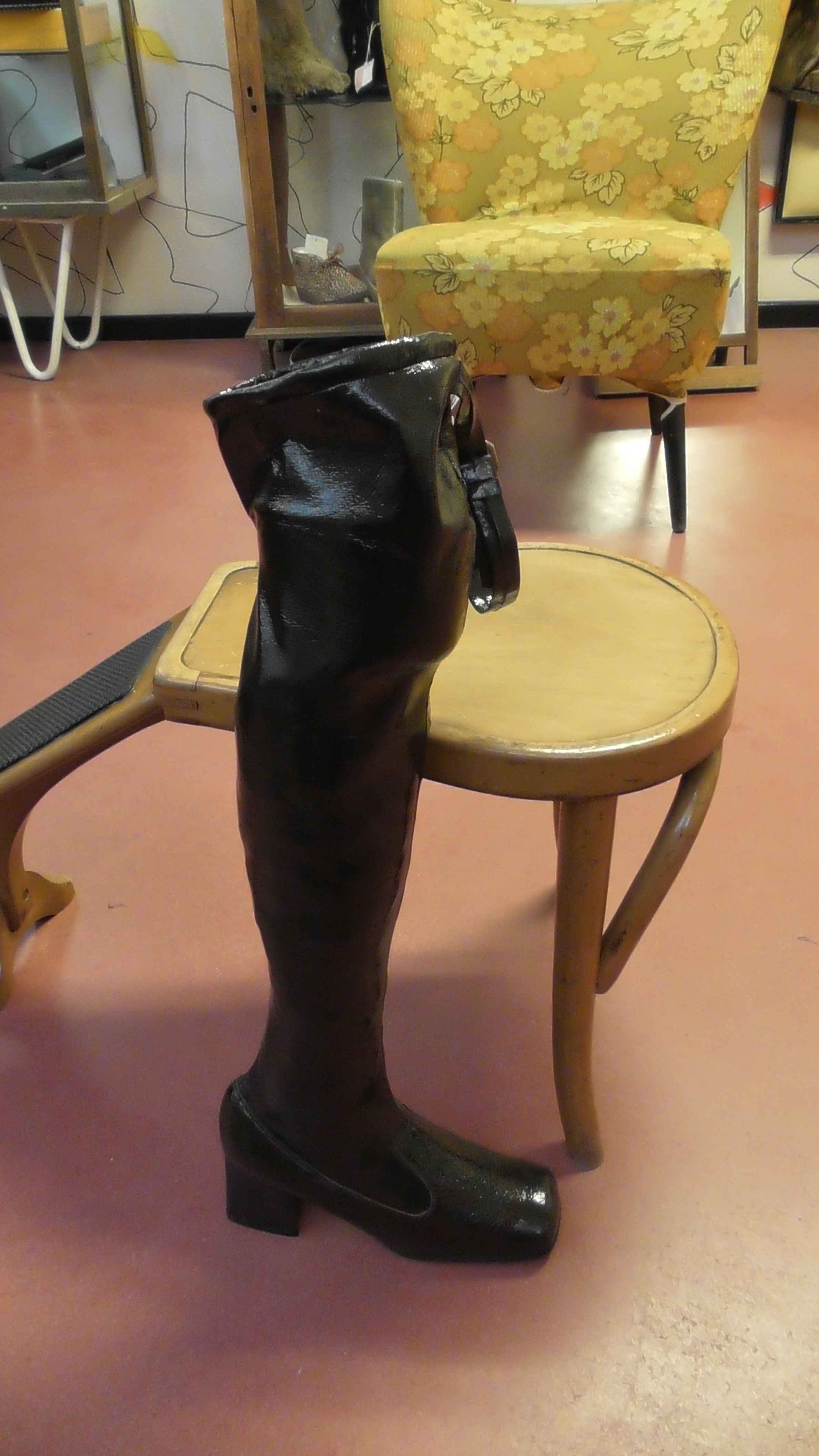 Eckiger dunkelbrauner Overknee-Stiefel aus Lackleder (Deutsches Schuhmuseum Hauenstein CC BY-NC-SA)
