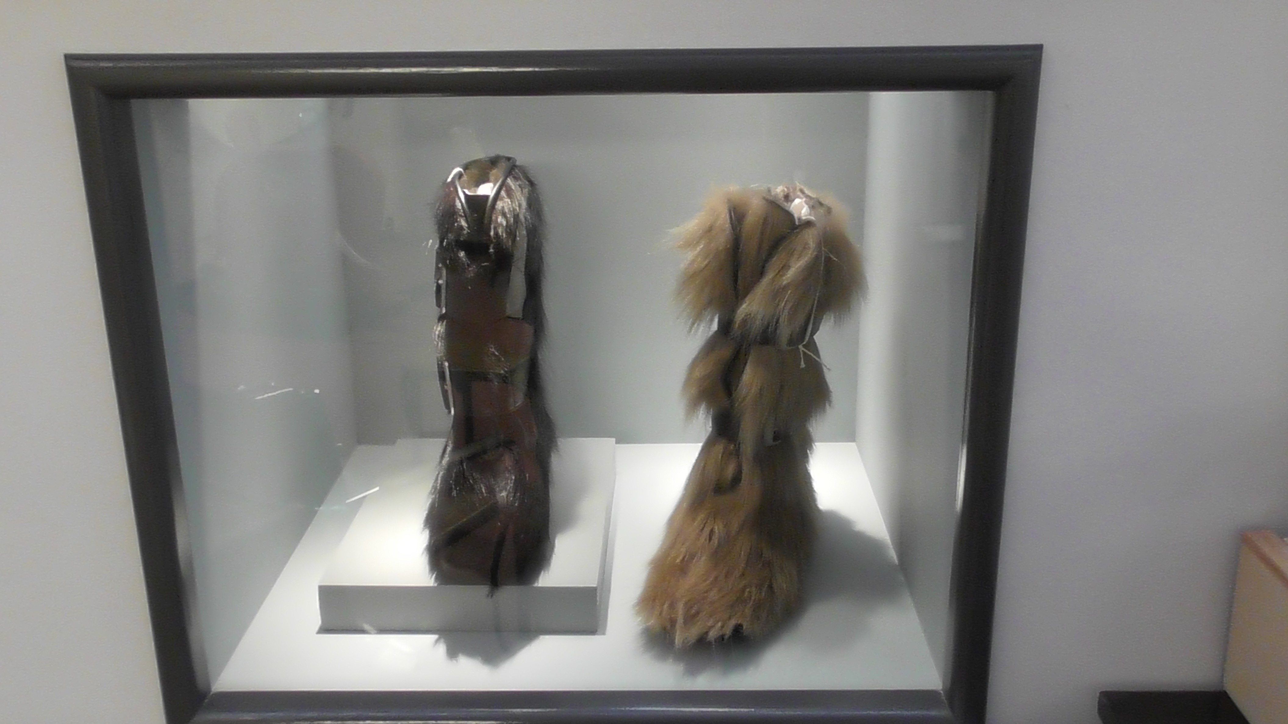 Hellbrauner Damenstiefel aus Fell und Leder mit zwei Schnallen (Deutsches Schuhmuseum Hauenstein CC BY-NC-SA)