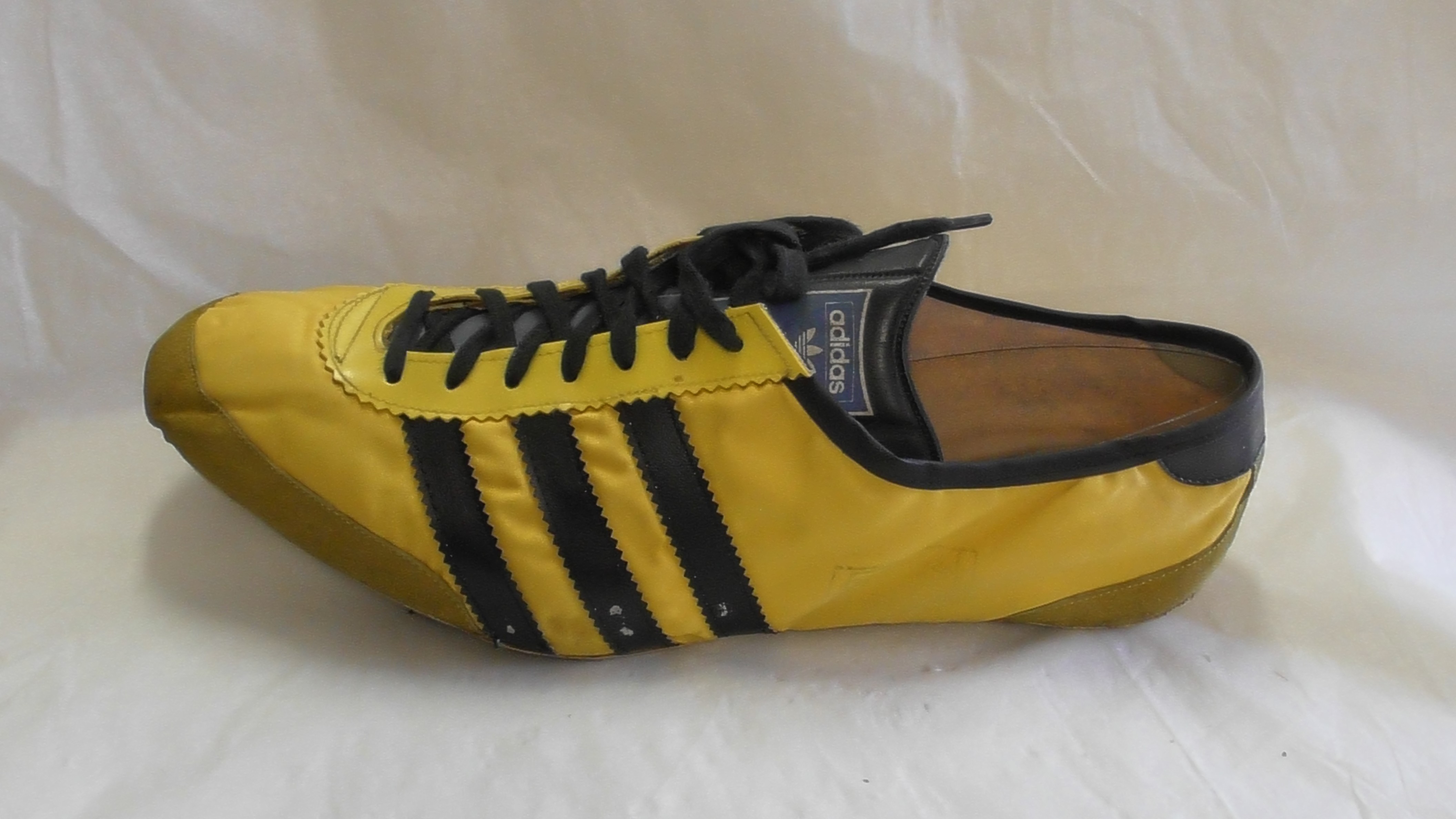Gelbe Spikes von Adidas (Deutsches Schuhmuseum Hauenstein CC BY-NC-SA)