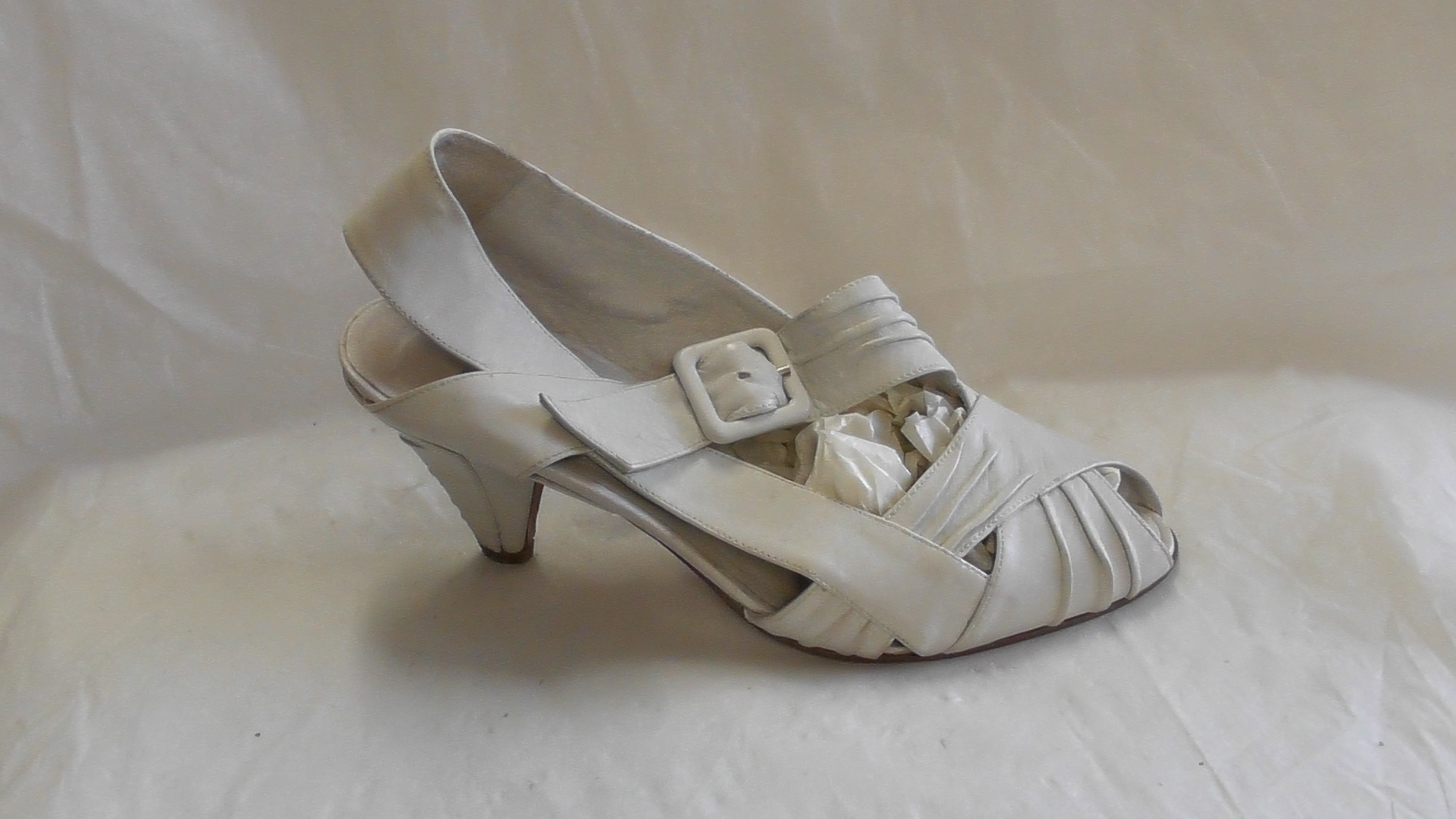 Weiße Damensandaletten mit Zierraffungen und bezogener Schnalle (Deutsches Schuhmuseum Hauenstein CC BY-NC-SA)