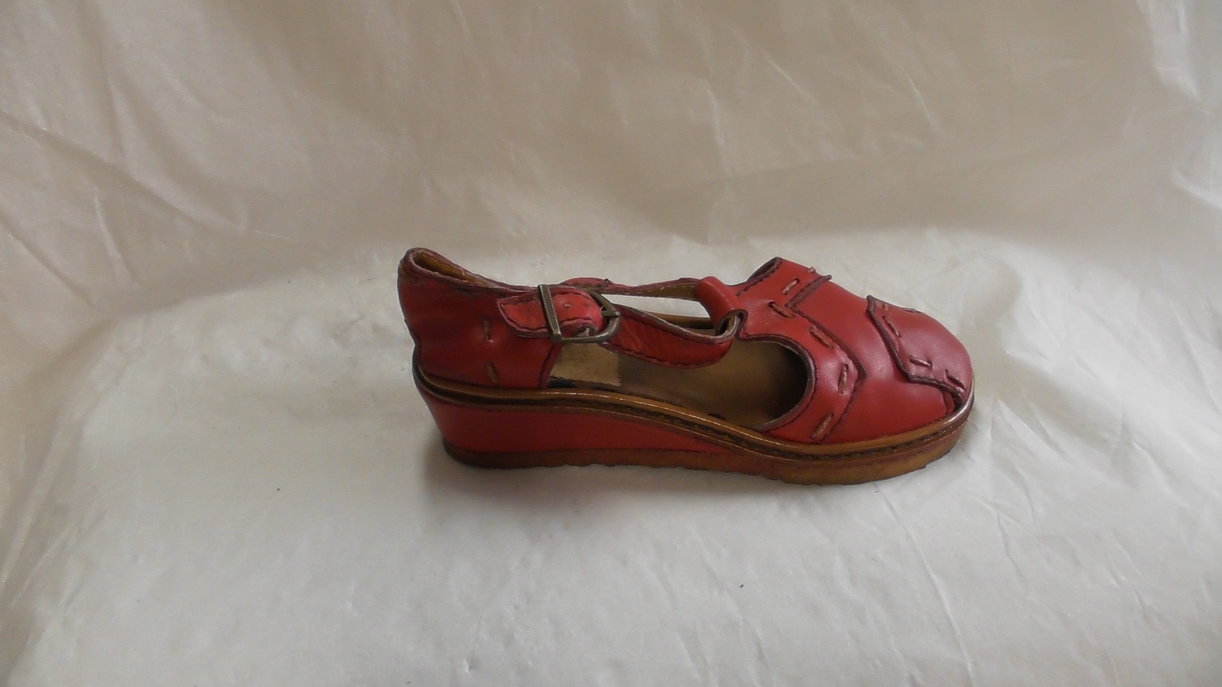 Rote Mädchen-Sandalette mit Keilabsatz (Deutsches Schuhmuseum Hauenstein CC BY-NC-SA)