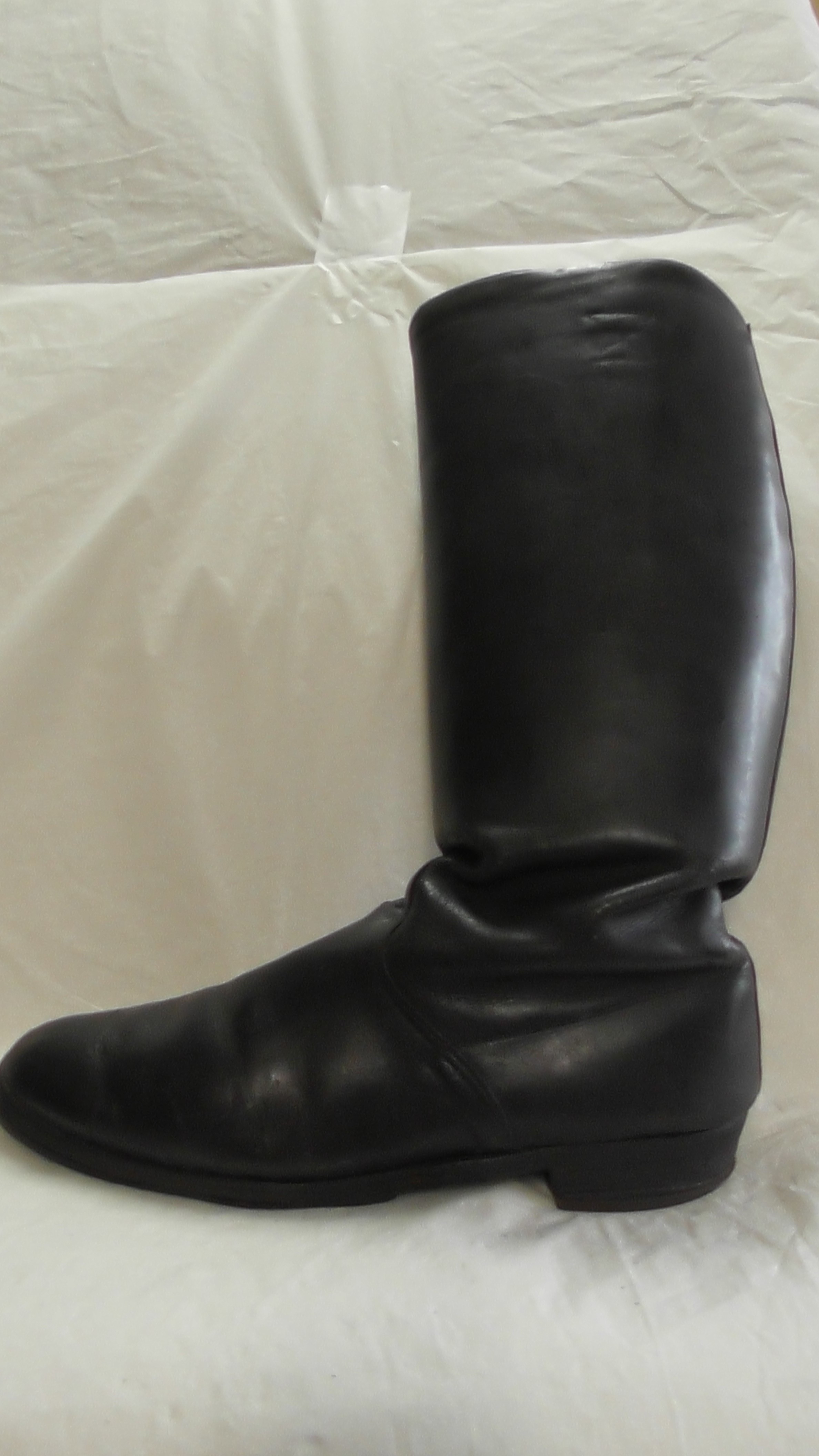 Schwarze Stiefel der SA/SS mit verstärkten Absätzen (Deutsches Schuhmuseum Hauenstein CC BY-NC-SA)