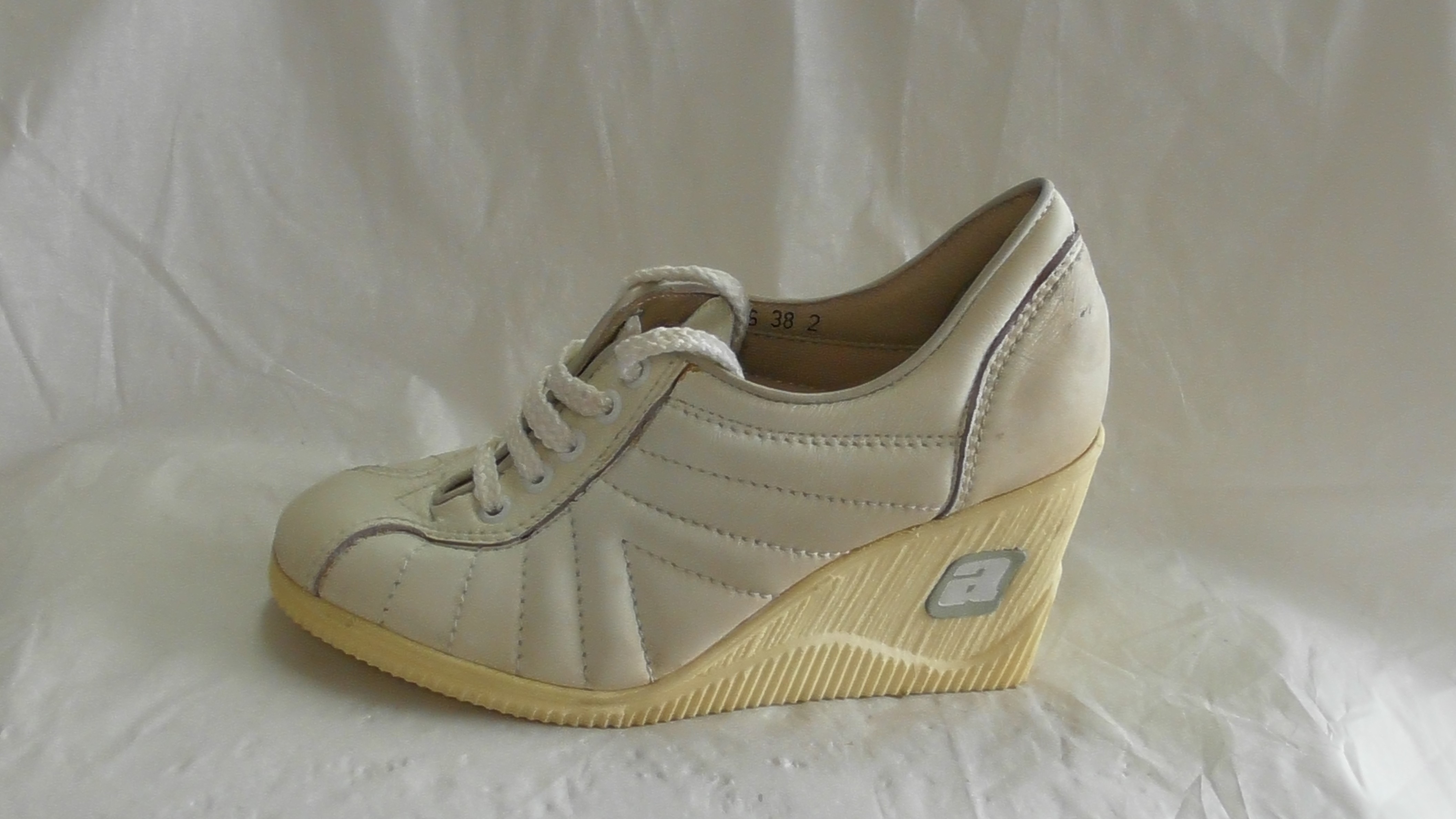 Weiße Damen-Sneaker mit Keilabsatz (Deutsches Schuhmuseum Hauenstein CC BY-NC-SA)
