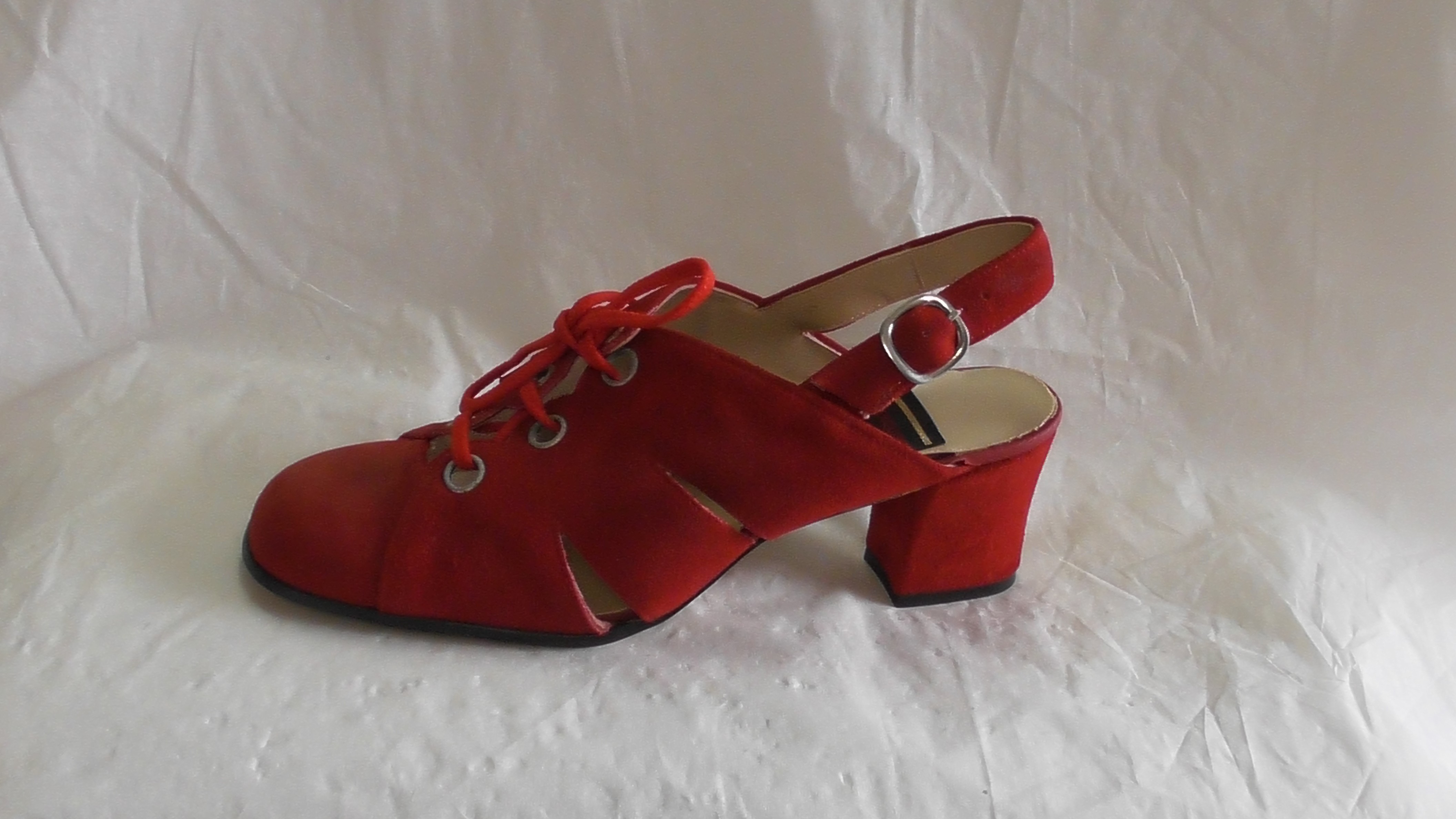 Rote Damensandaletten aus Veloursleder mit Zierschnürung (Deutsches Schuhmuseum Hauenstein CC BY-NC-SA)