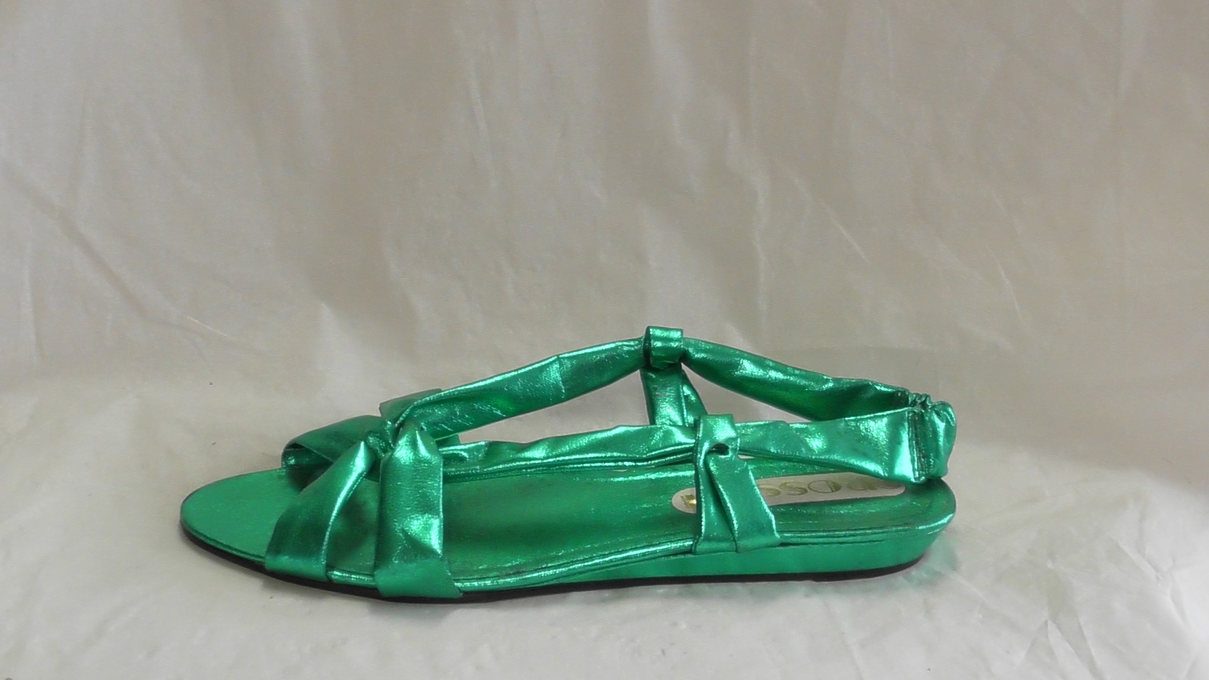 Grüne Damensandaletten aus Kunstleder mit Elastikband (Deutsches Schuhmuseum Hauenstein CC BY-NC-SA)