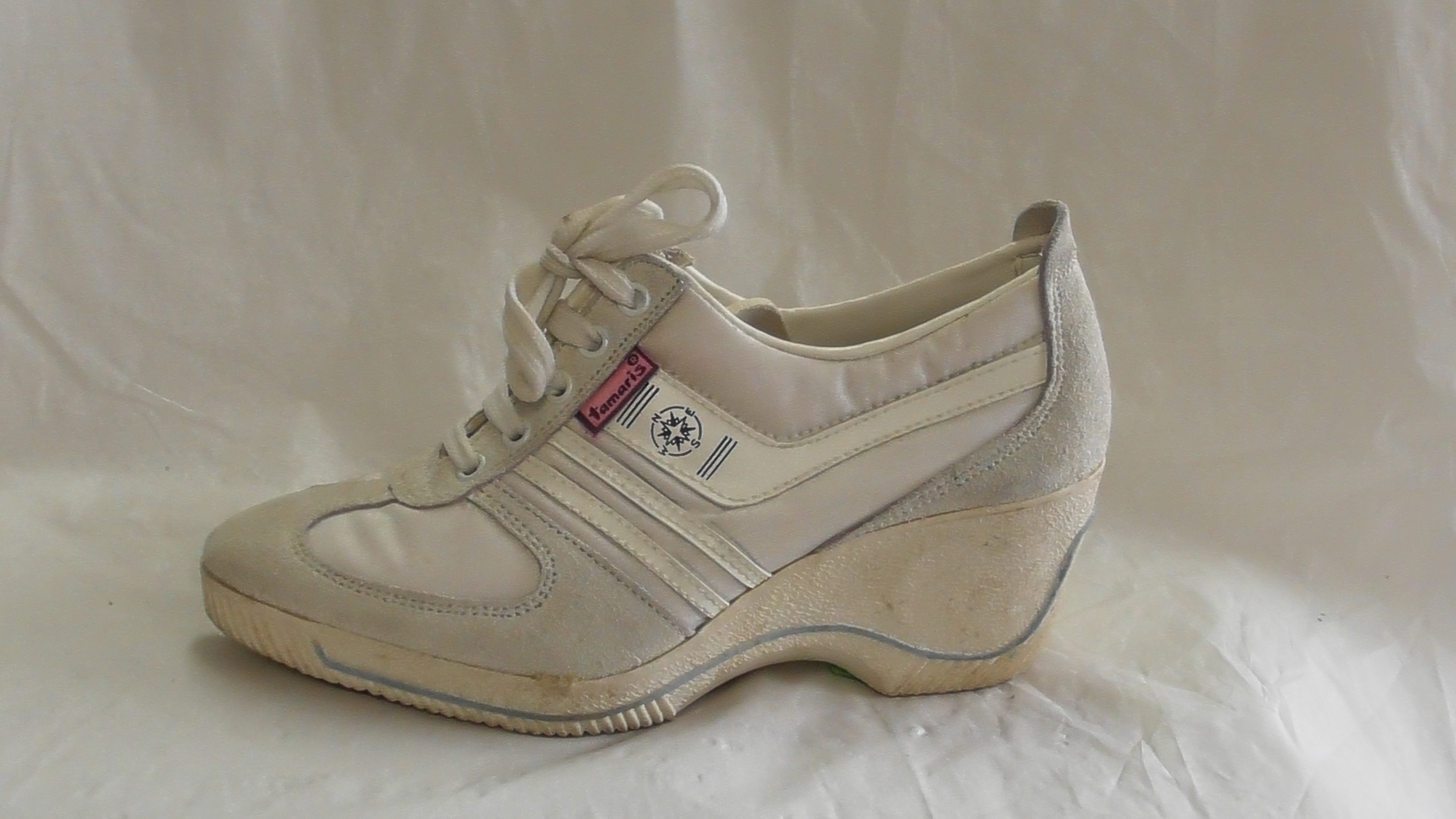 Weiße Damen-Sneaker in Größe 37 mit Keilabsatz (Deutsches Schuhmuseum Hauenstein CC BY-NC-SA)