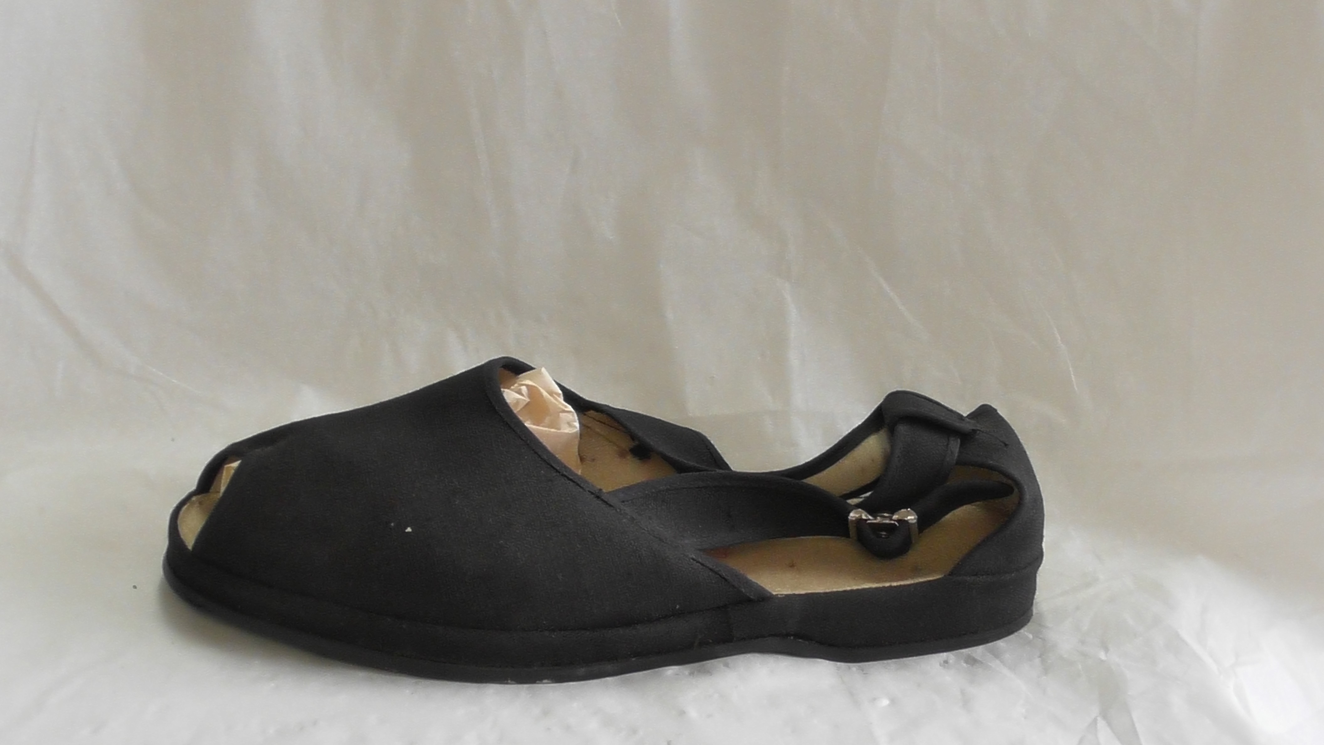 Schwarze California-Schuhe aus Stoff mit Zehenöffnung (Deutsches Schuhmuseum Hauenstein CC BY-NC-SA)