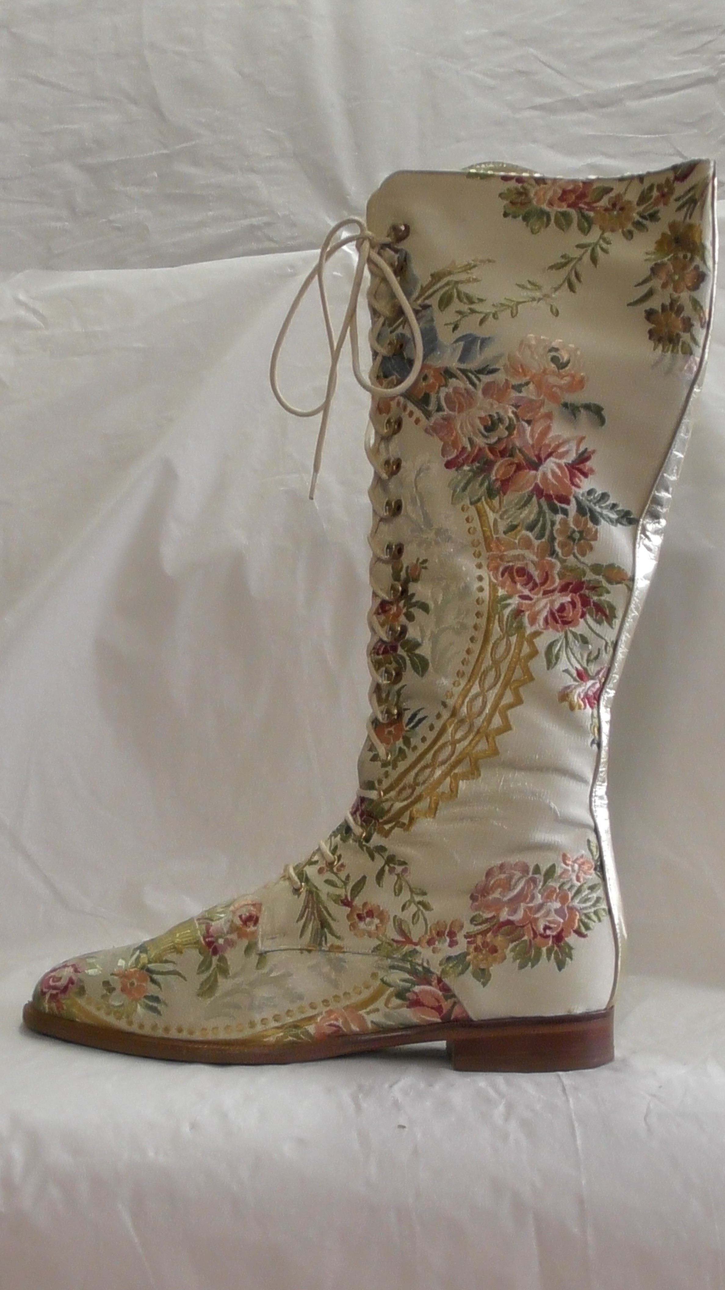 Weiße Brokat-Stiefel mit Blumenmuster (Deutsches Schuhmuseum Hauenstein CC BY-NC-SA)