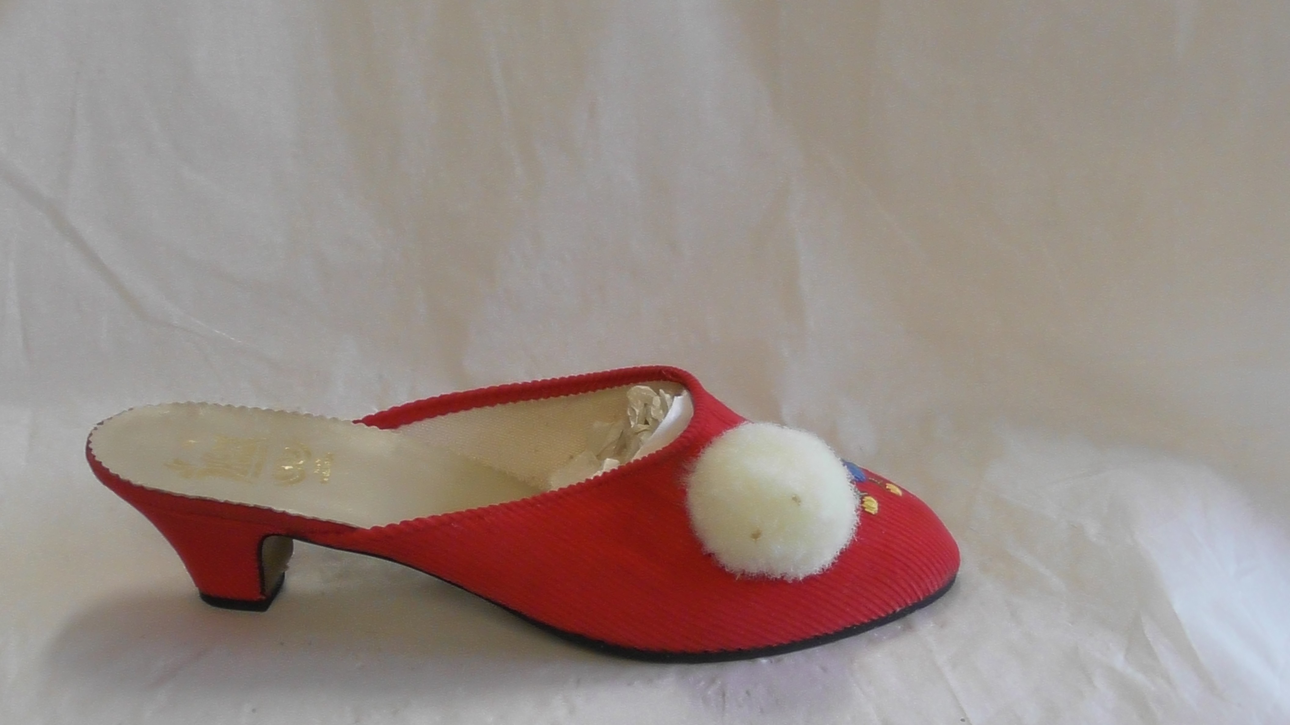 Rote Damen-Pantoffeln mit Pompon und Stickereien (Deutsches Schuhmuseum Hauenstein CC BY-NC-SA)