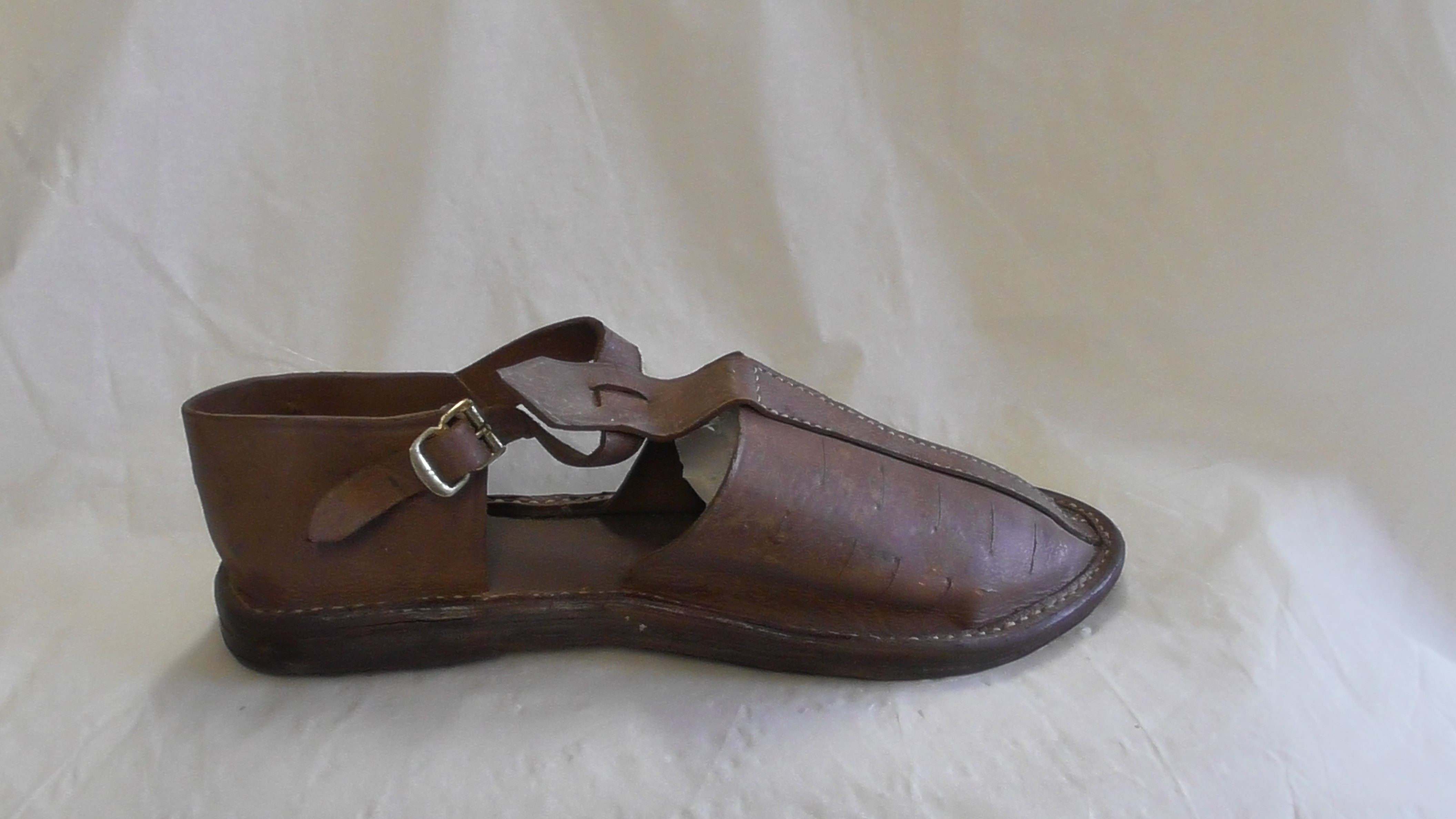 Indische California-Schuhe mit geschlitztem Blatt (Deutsches Schuhmuseum Hauenstein CC BY-NC-SA)