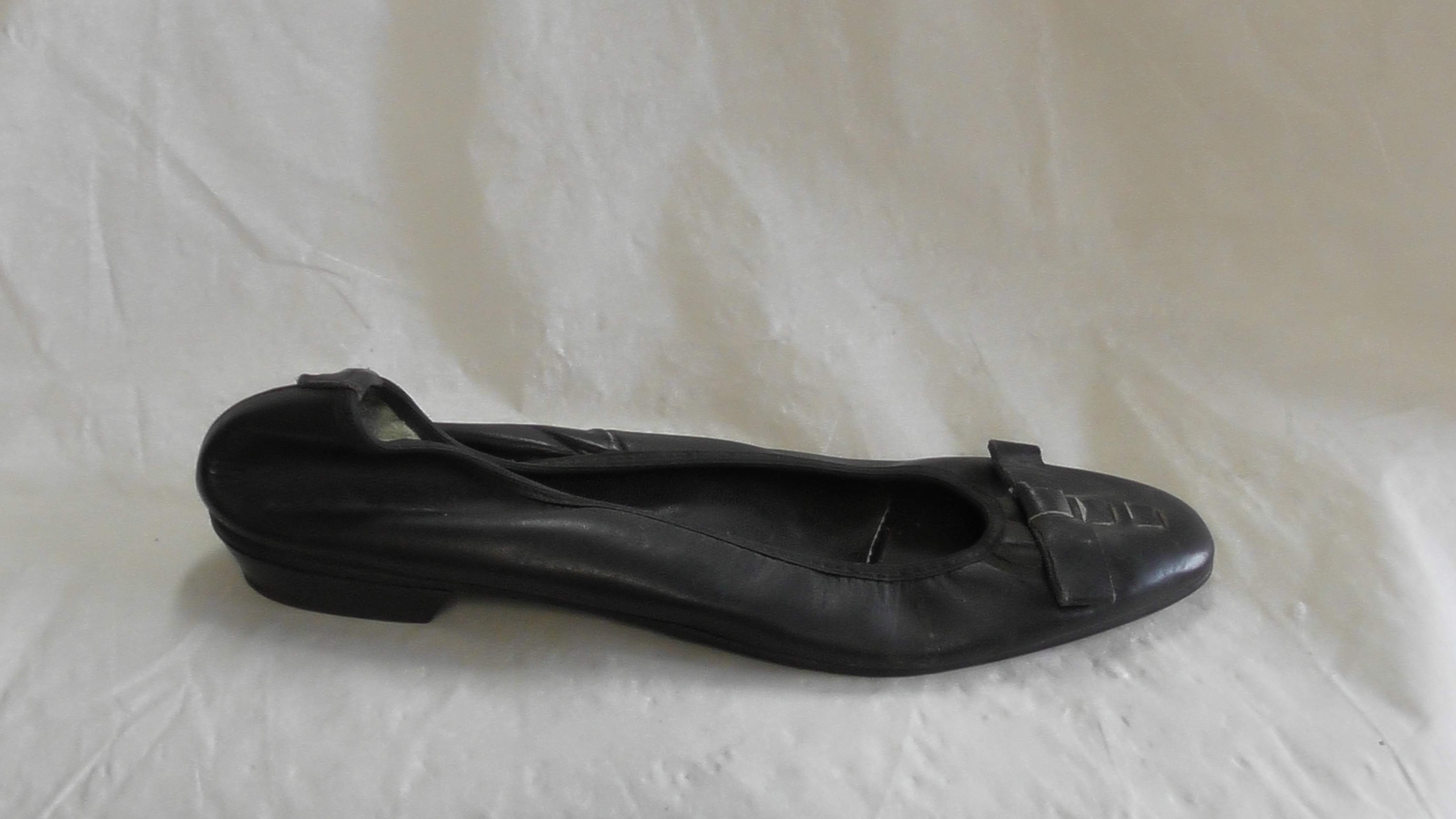 Schwarze Damen-Slipper mit Zierschleife und Flechtungen (Deutsches Schuhmuseum Hauenstein CC BY-NC-SA)