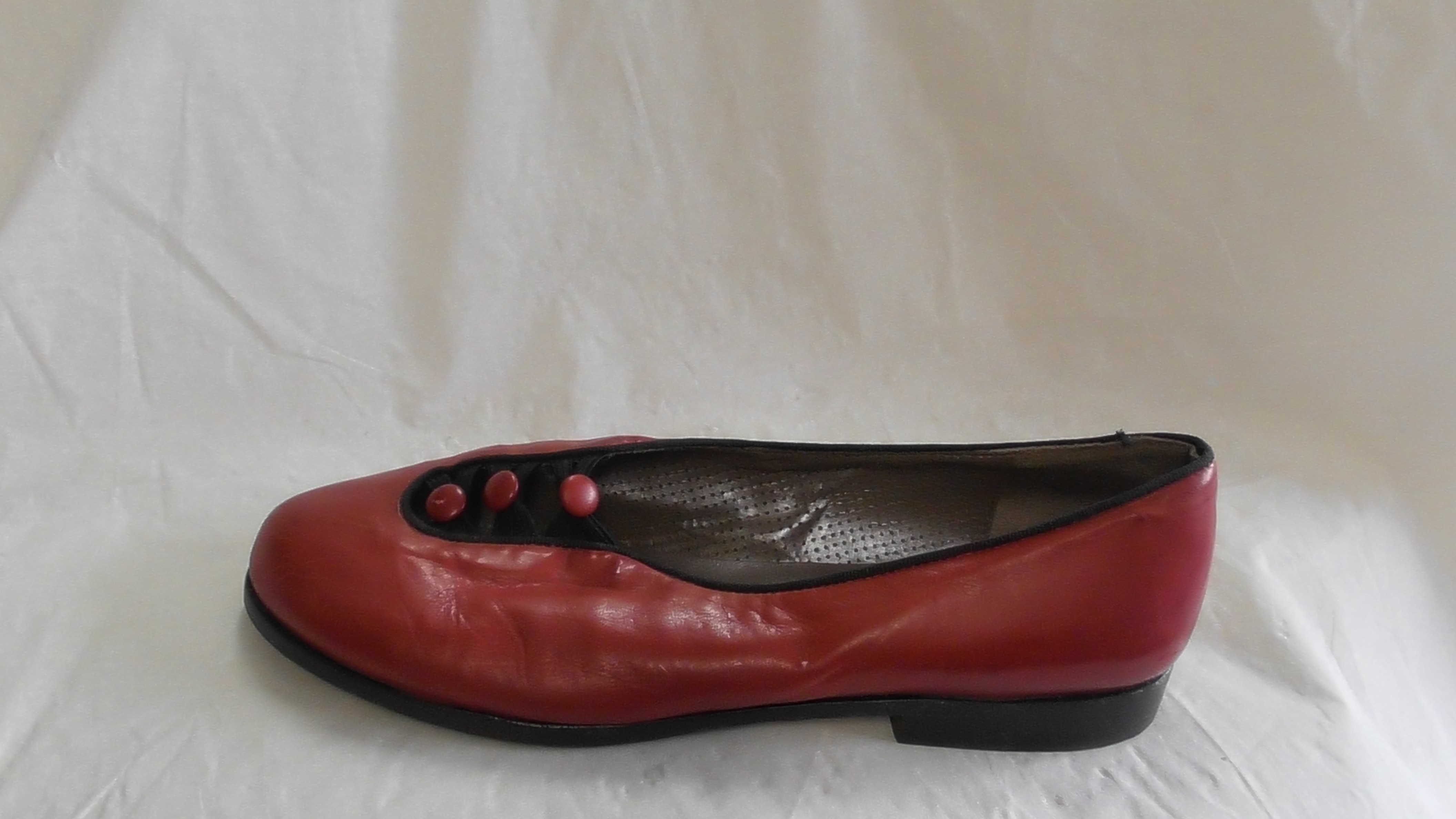 Rote Damen-Slipper mit verzierten Elastikbändern (Deutsches Schuhmuseum Hauenstein CC BY-NC-SA)