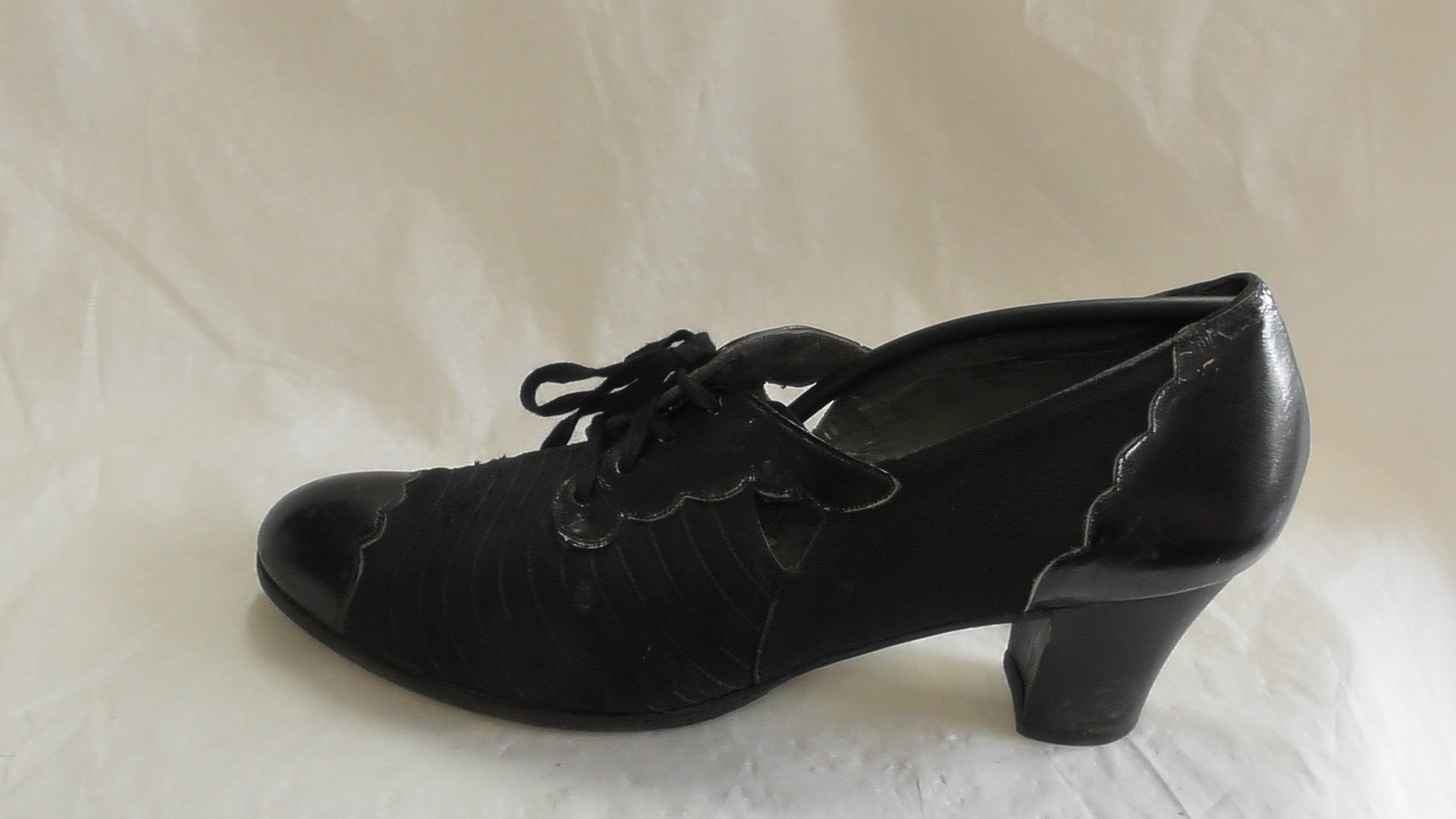Schwarze Damenhalbschuhe aus Lackleder und Stoff mit Raffungen (Deutsches Schuhmuseum Hauenstein CC BY-NC-SA)