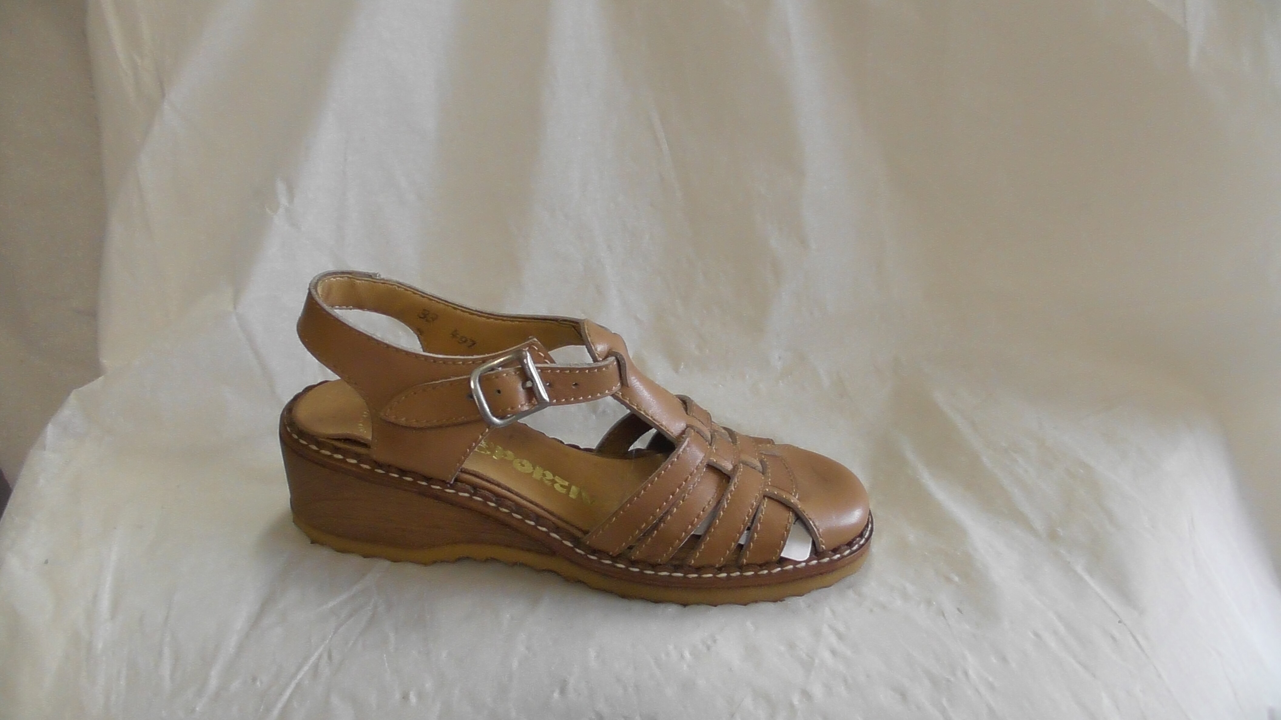Braune Mädchen-Sandalette mit Keilabsatz (Deutsches Schuhmuseum Hauenstein CC BY-NC-SA)