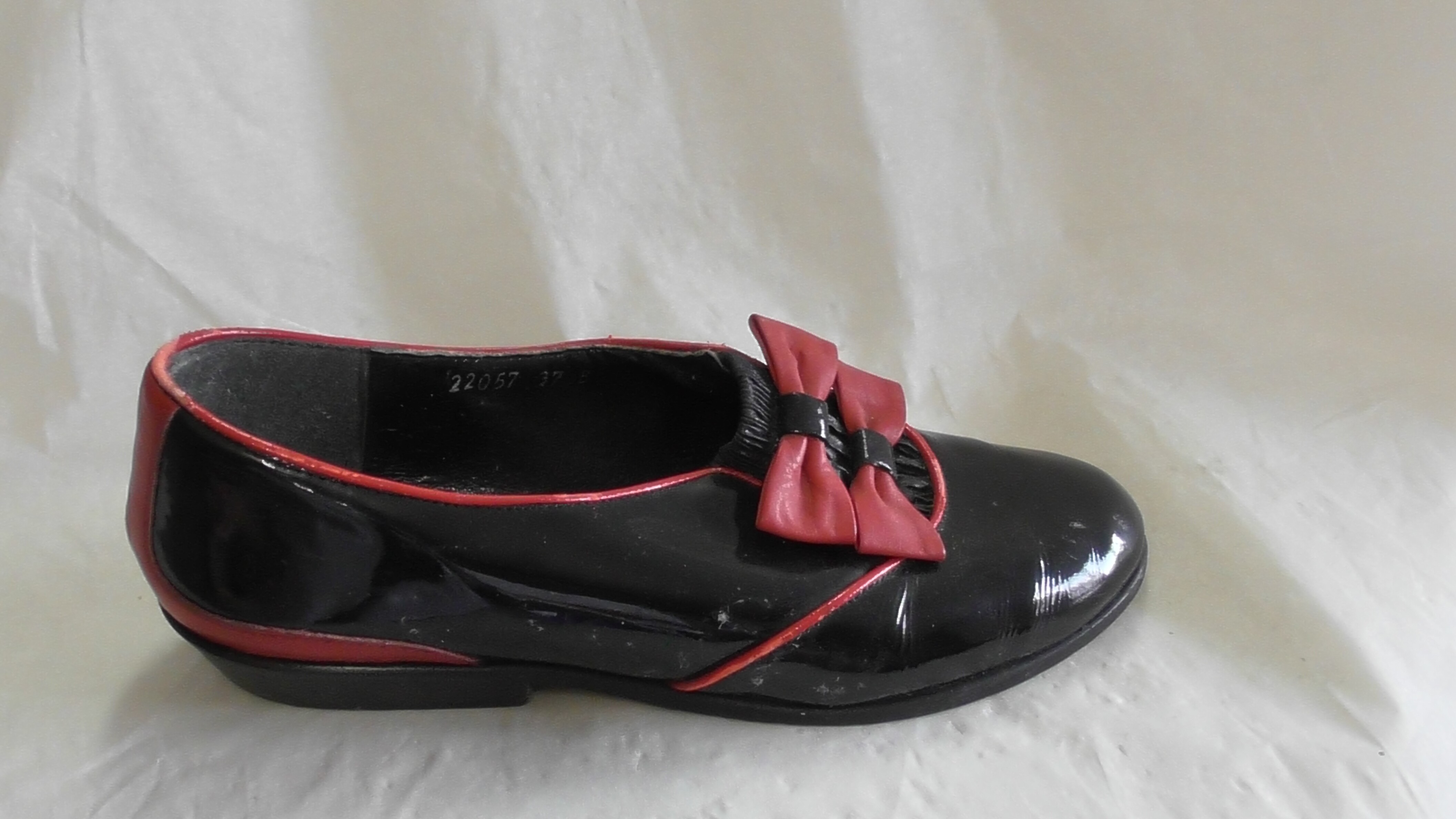 Schwarz-rote Damenhalbschuhe aus Lackleder mit Zierschleifen (Deutsches Schuhmuseum Hauenstein CC BY-NC-SA)