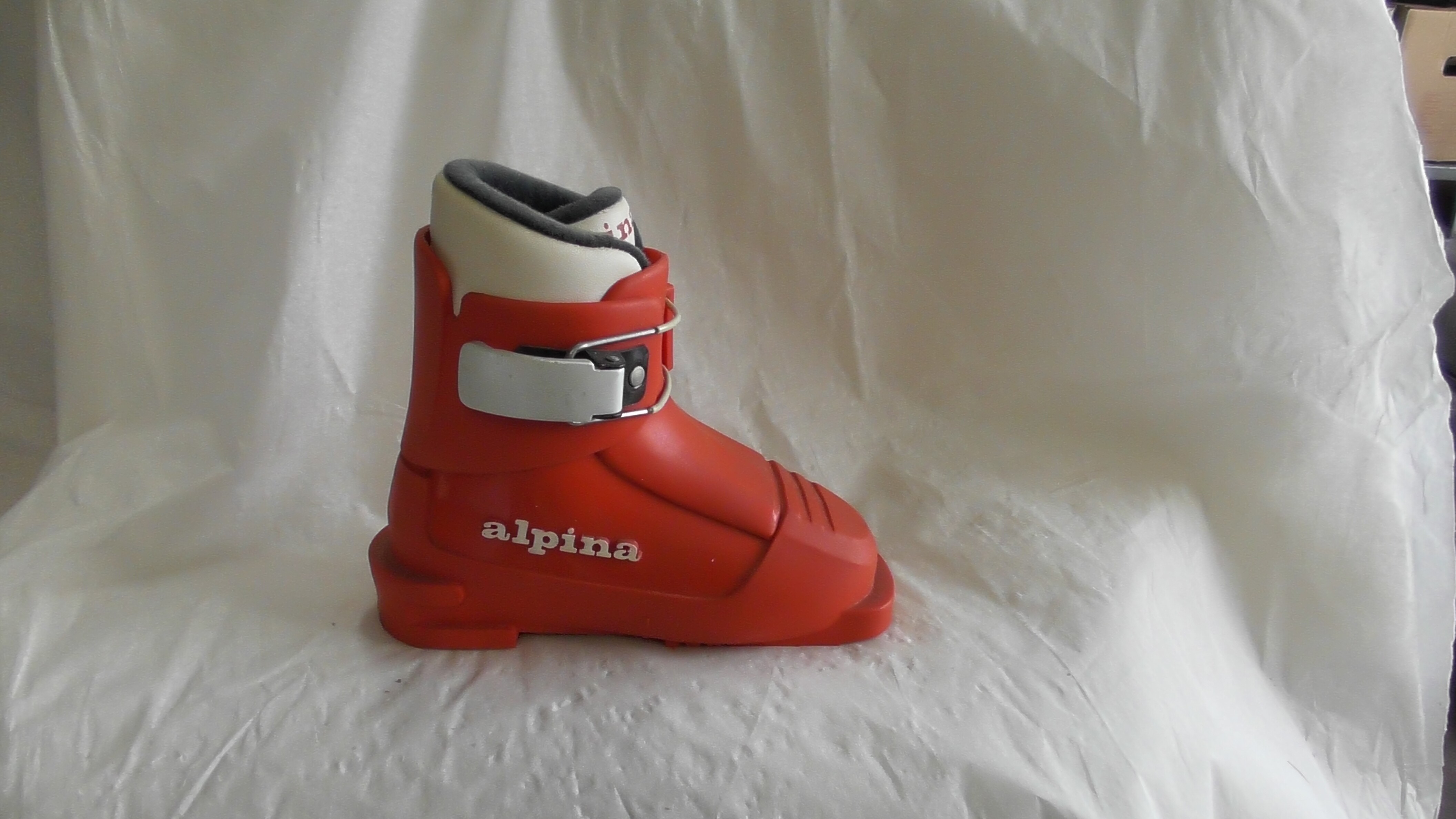 Roter Kinder-Skistiefel von Alpina, Vertretermuster (Deutsches Schuhmuseum Hauenstein CC BY-NC-SA)