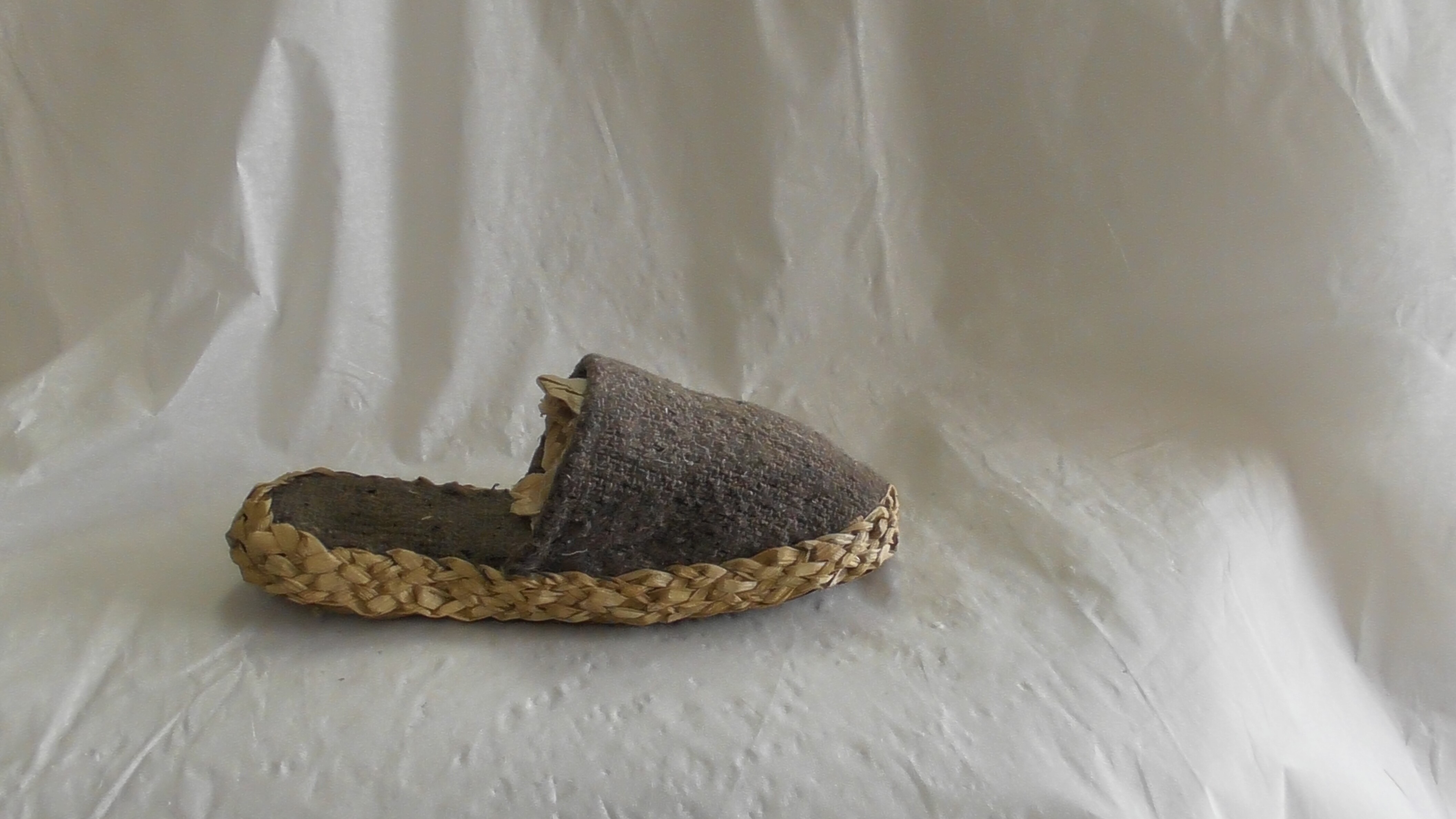 Graue Kinderpantoffel aus einer Decke mit Strohsohle (Deutsches Schuhmuseum Hauenstein CC BY-NC-SA)