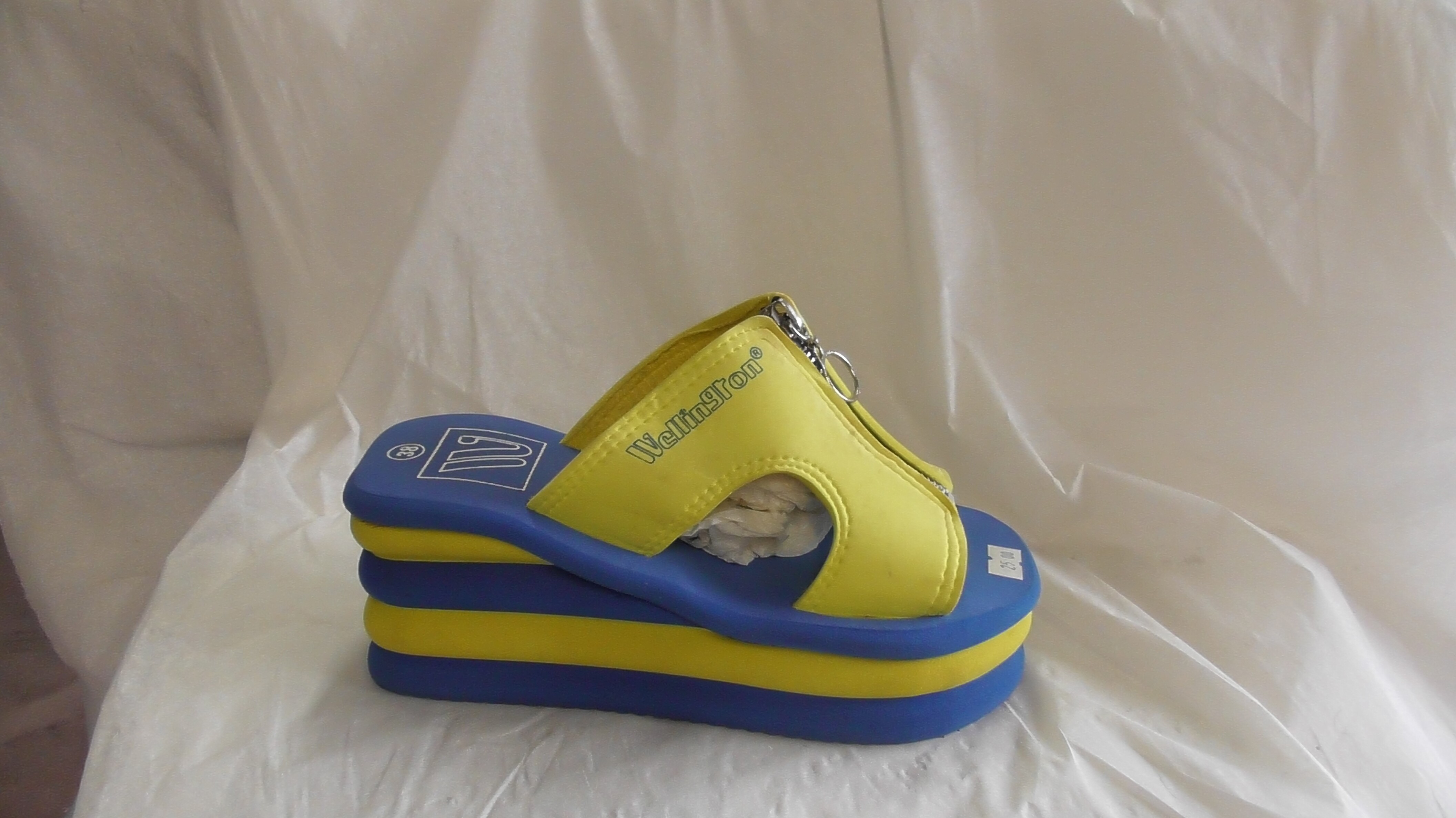 Blau-gelbe Plateau-Pantoletten aus Kunststoff mit Reißverschluss (Deutsches Schuhmuseum Hauenstein CC BY-NC-SA)