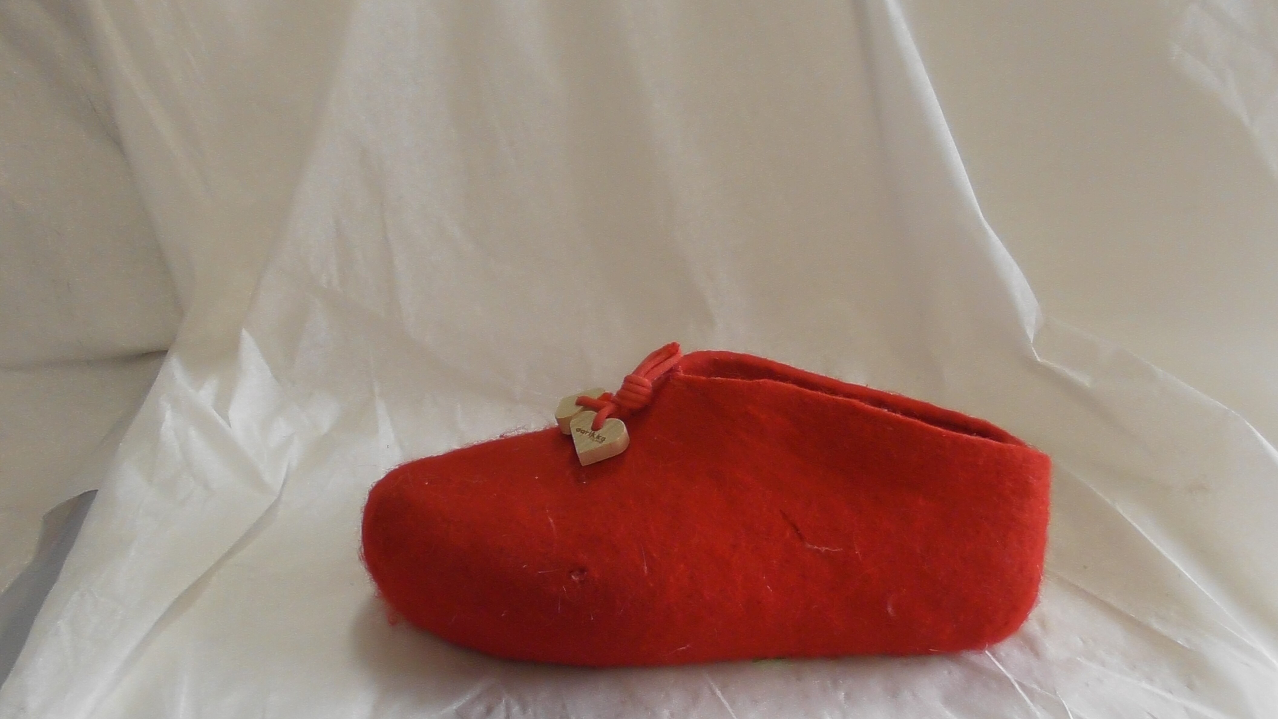 Rote Filz-Hausschuhe aus Finnland, linker Schuh (Deutsches Schuhmuseum Hauenstein CC BY-NC-SA)