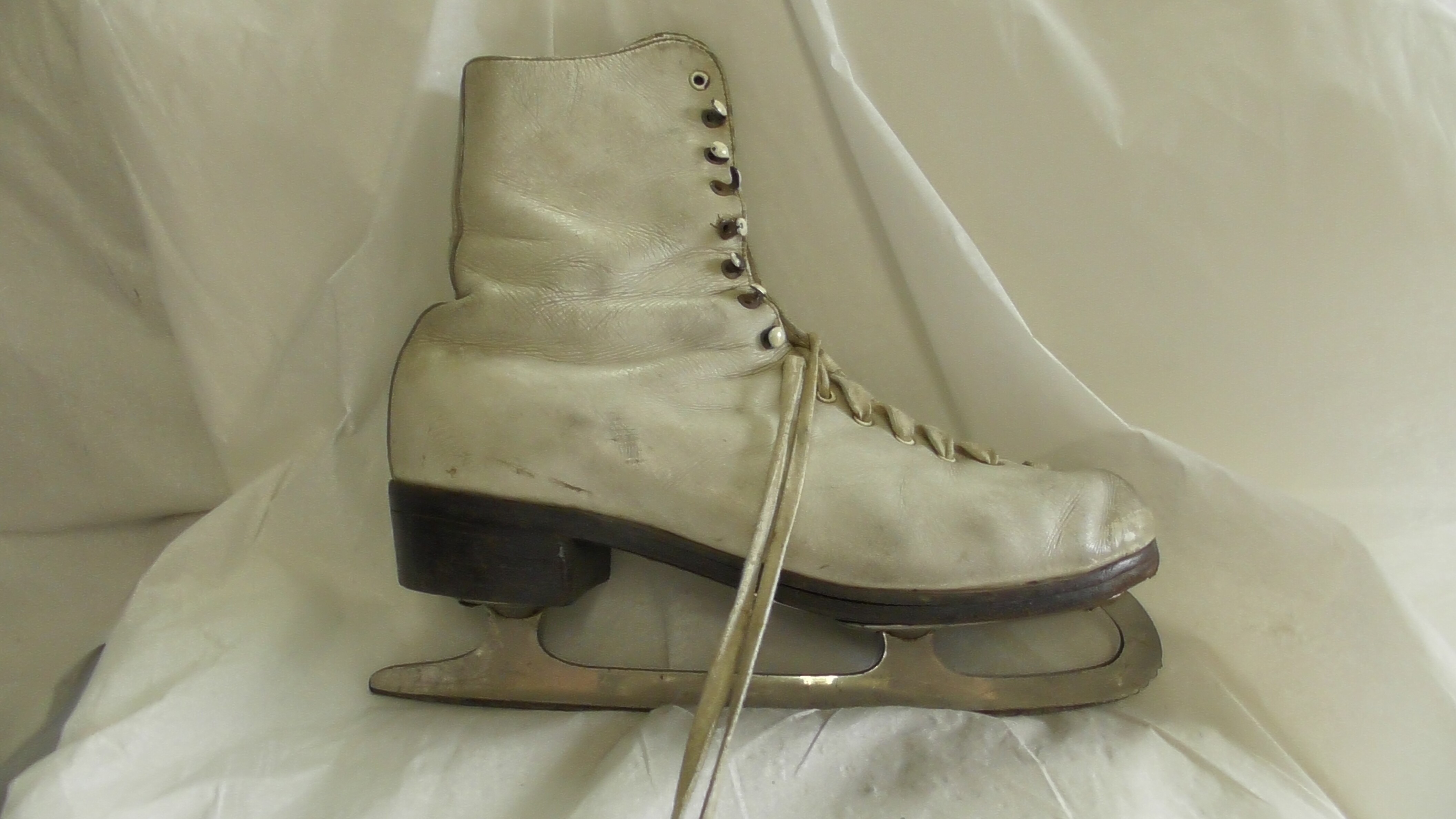 Weiße Stiefel mit angeschraubten Kufen (Deutsches Schuhmuseum Hauenstein CC BY-NC-SA)