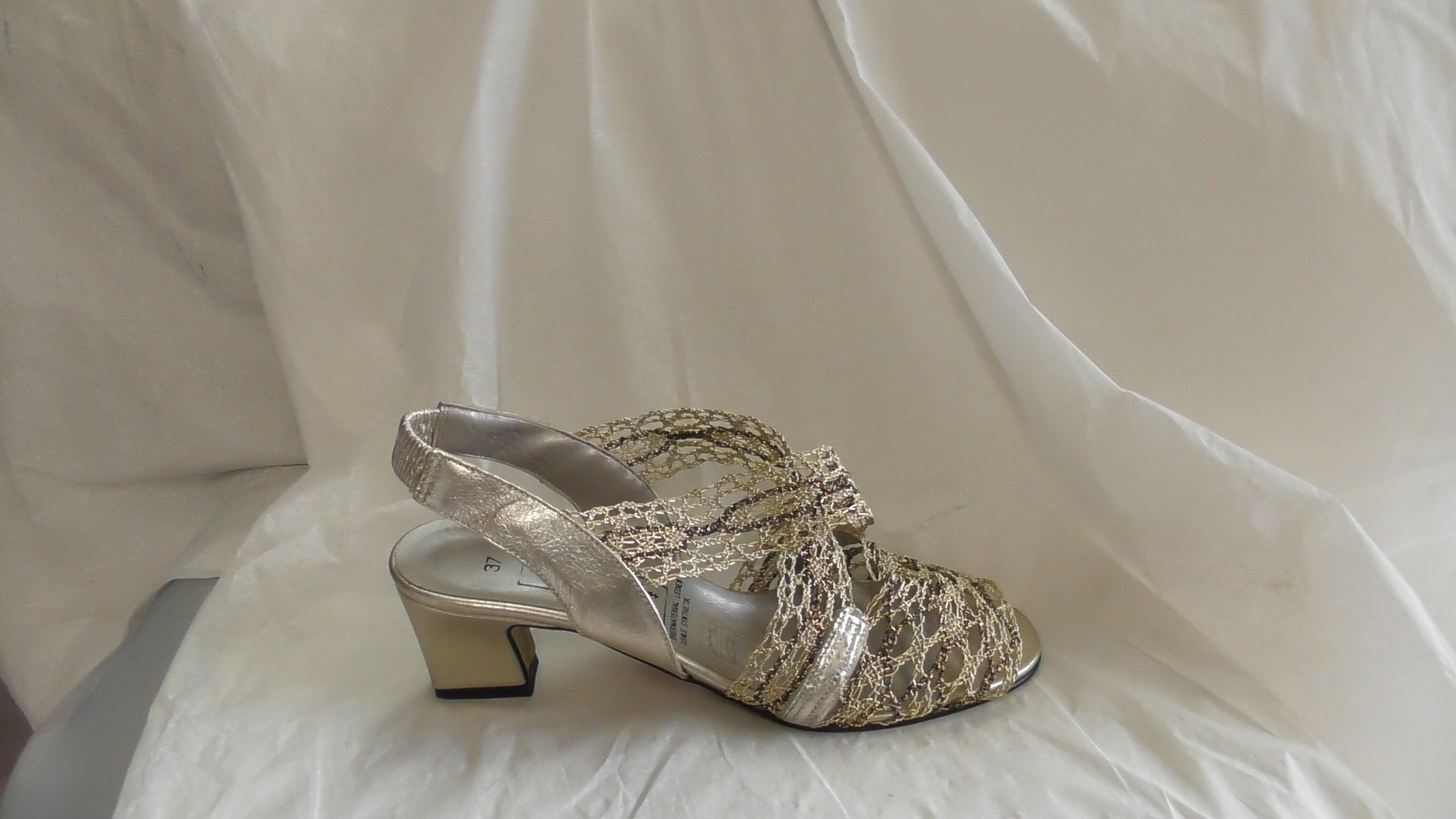 Silberne Damensandaletten aus Leder und gehäkeltem Stoff (Deutsches Schuhmuseum Hauenstein CC BY-NC-SA)
