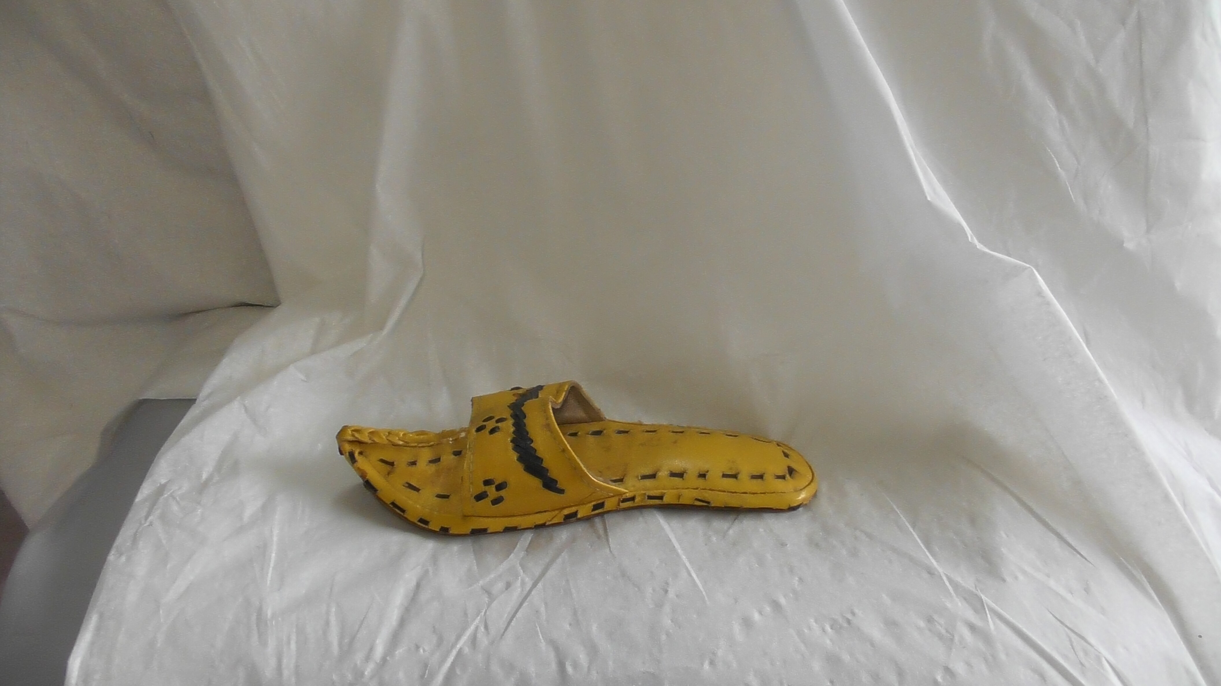 Gelbe Kinder-Pantoffeln mit auffälligen Spitzen (Deutsches Schuhmuseum Hauenstein CC BY-NC-SA)