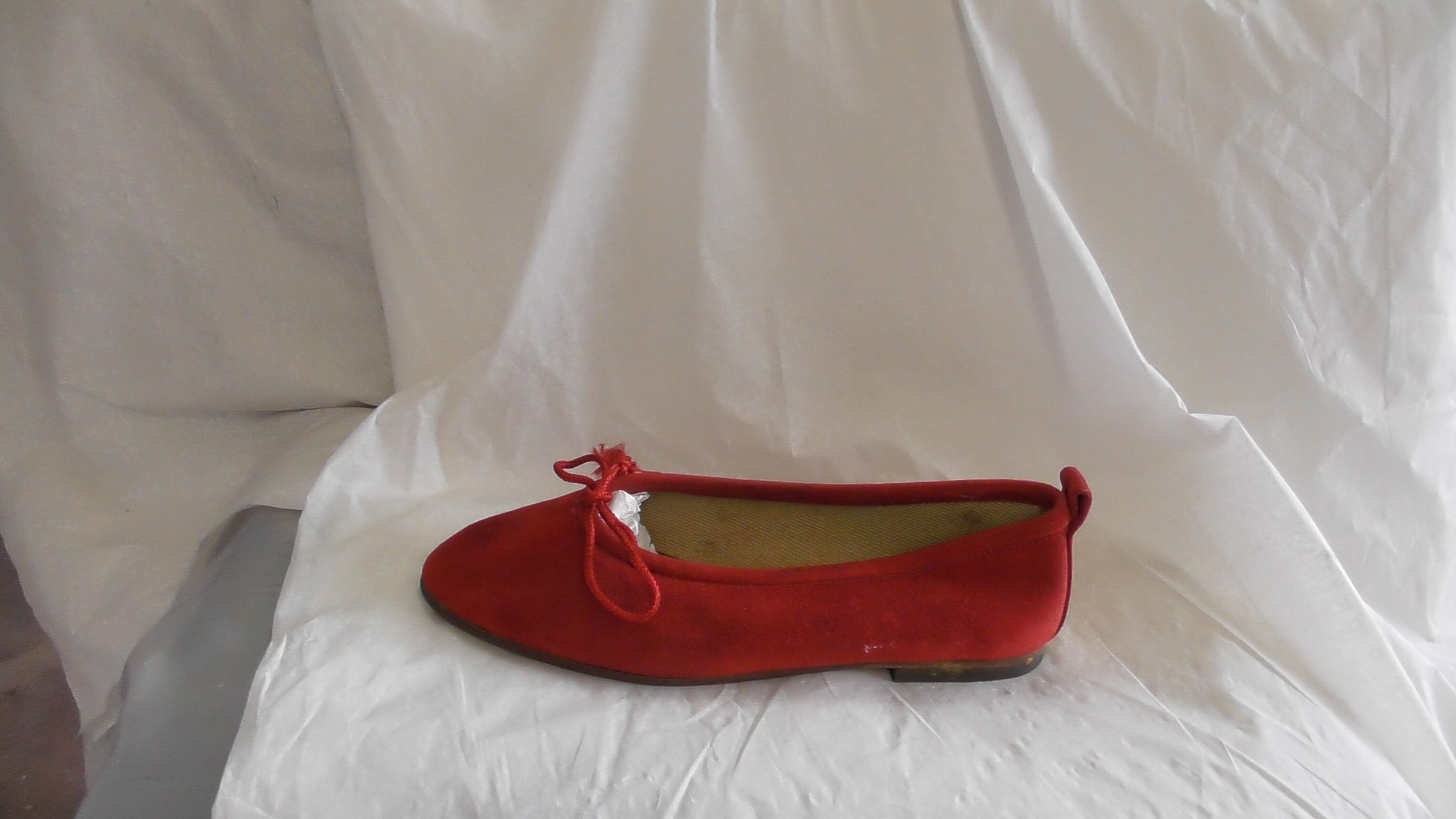 Roter Damen-Slipper aus Veloursleder mit Zierschleife (Deutsches Schuhmuseum Hauenstein CC BY-NC-SA)