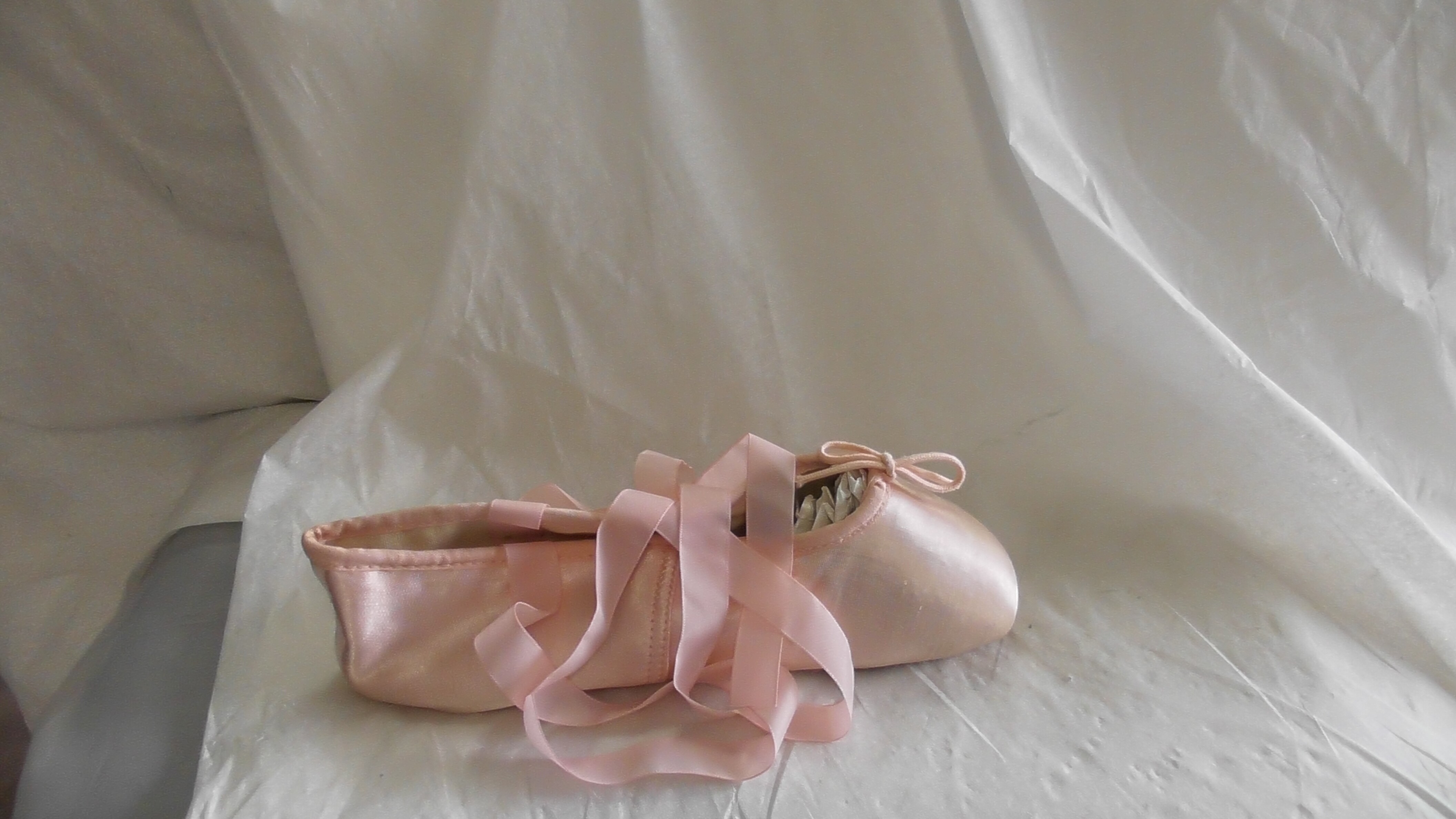 Rosafarbener Ballettschuh mit Schnürbändern und Zierschleife (Deutsches Schuhmuseum Hauenstein CC BY-NC-SA)