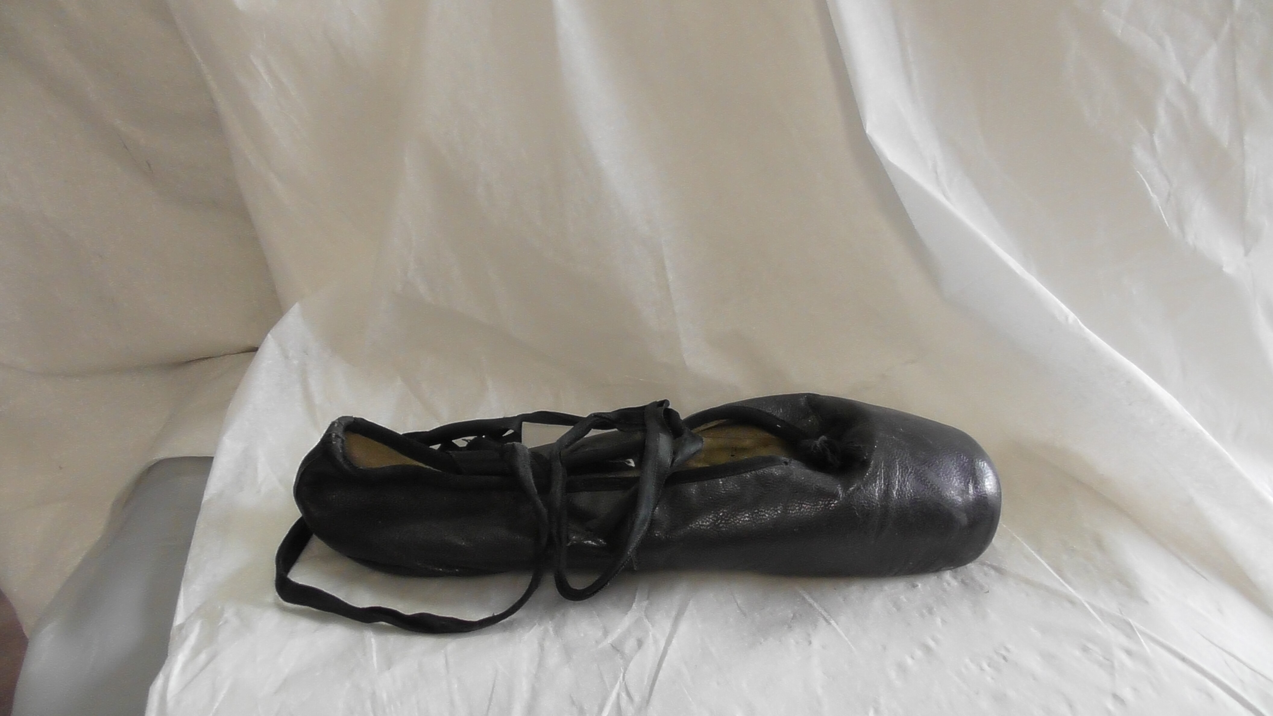 Schwarzer Ballettschuh aus Leder mit Schnürbändern (Deutsches Schuhmuseum Hauenstein CC BY-NC-SA)