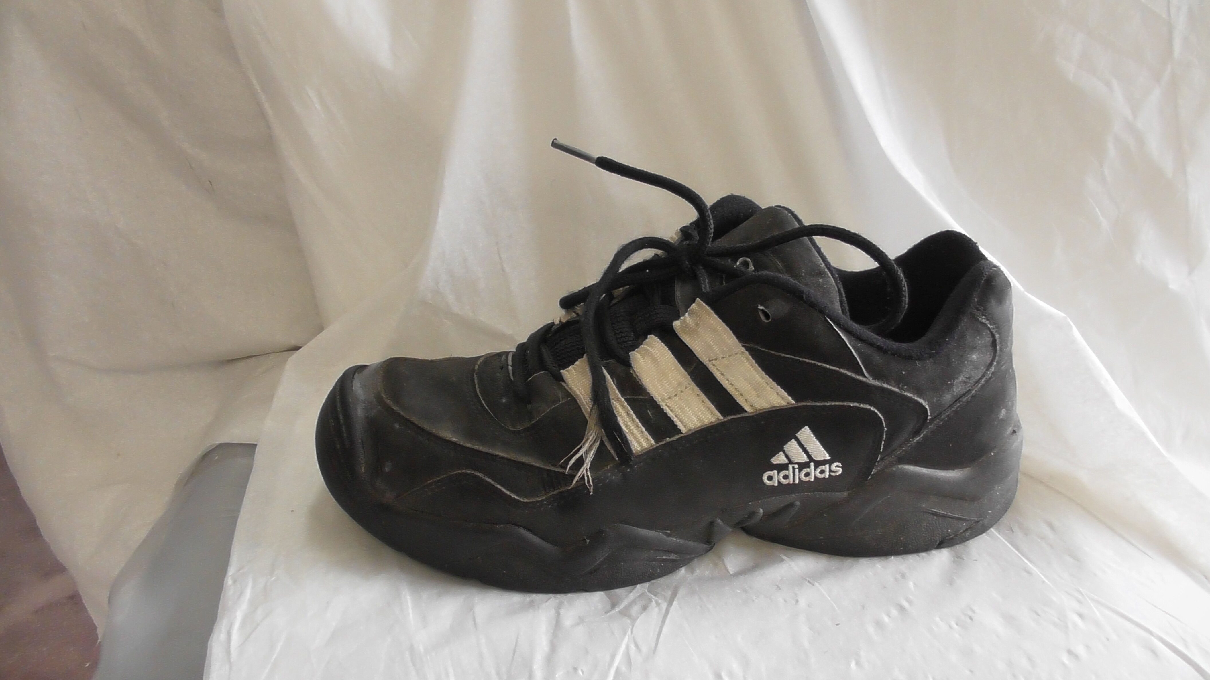 Schwarz-weiße Herren-Sportschuhe von Adidas (Deutsches Schuhmuseum Hauenstein CC BY-NC-SA)
