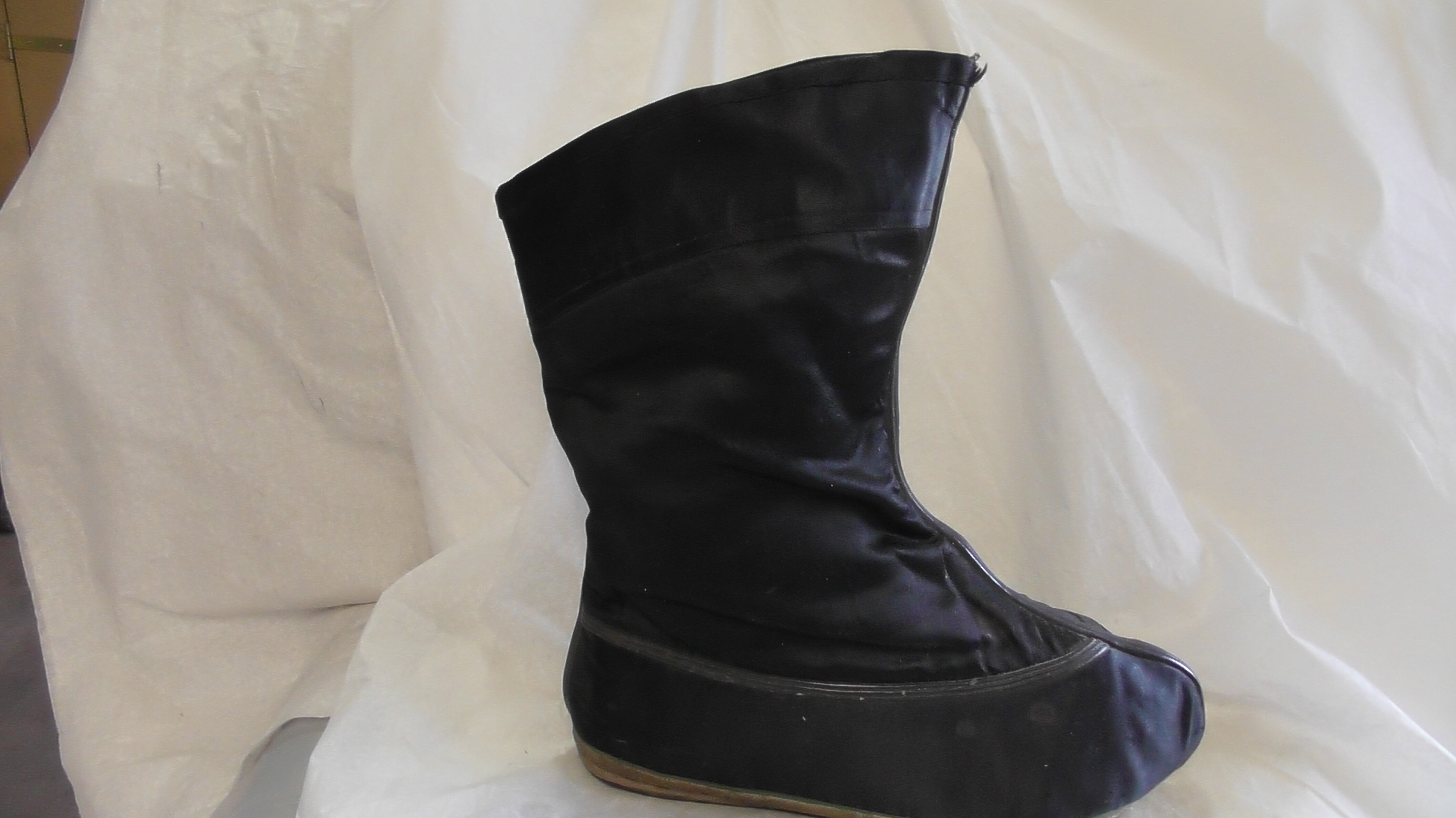 Schwarze Herren-Stiefel hergestellt in China (Deutsches Schuhmuseum Hauenstein CC BY-NC-SA)