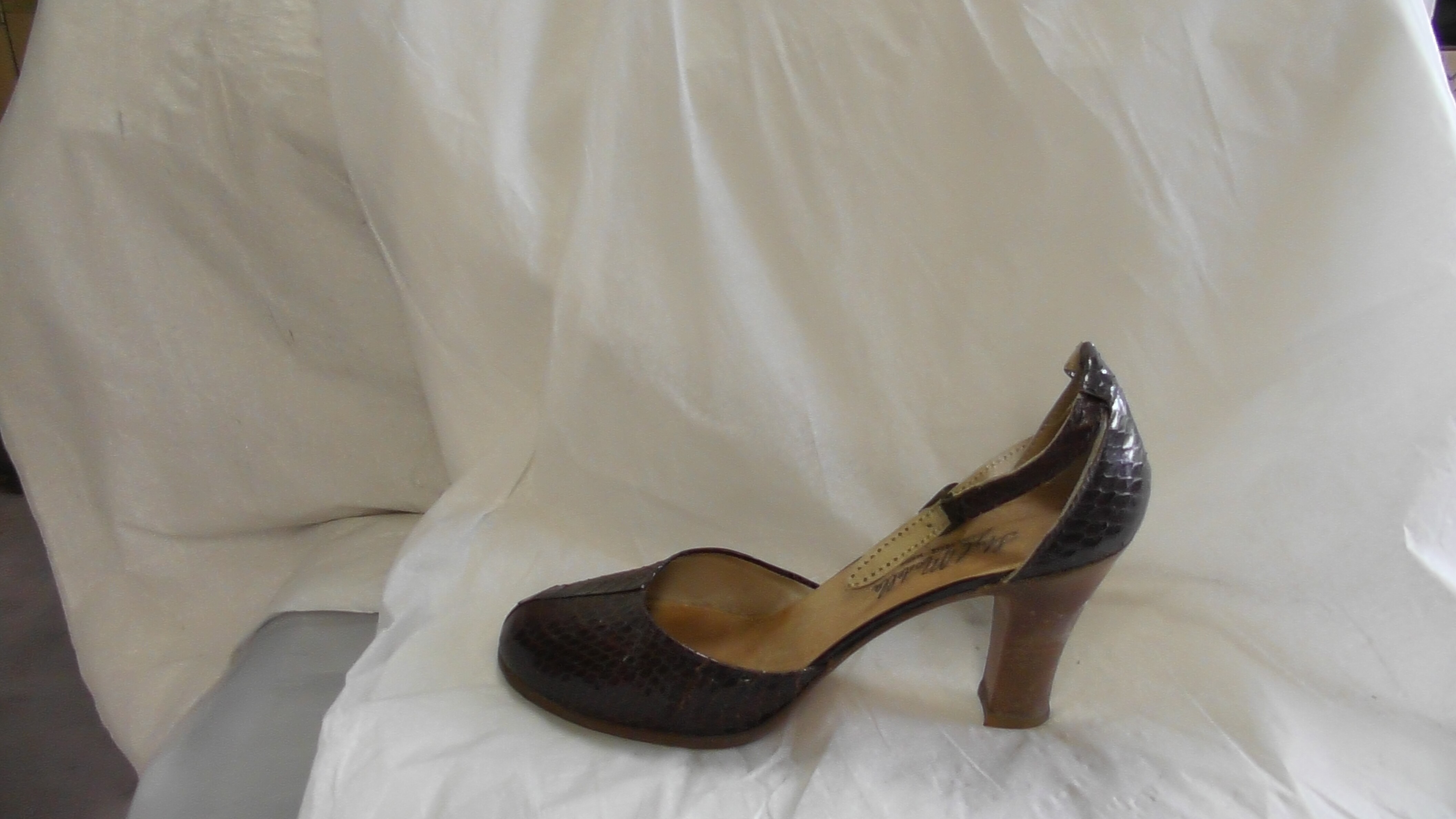 Damen-Sandalette aus Photon-Leder (Deutsches Schuhmuseum Hauenstein CC BY-NC-SA)