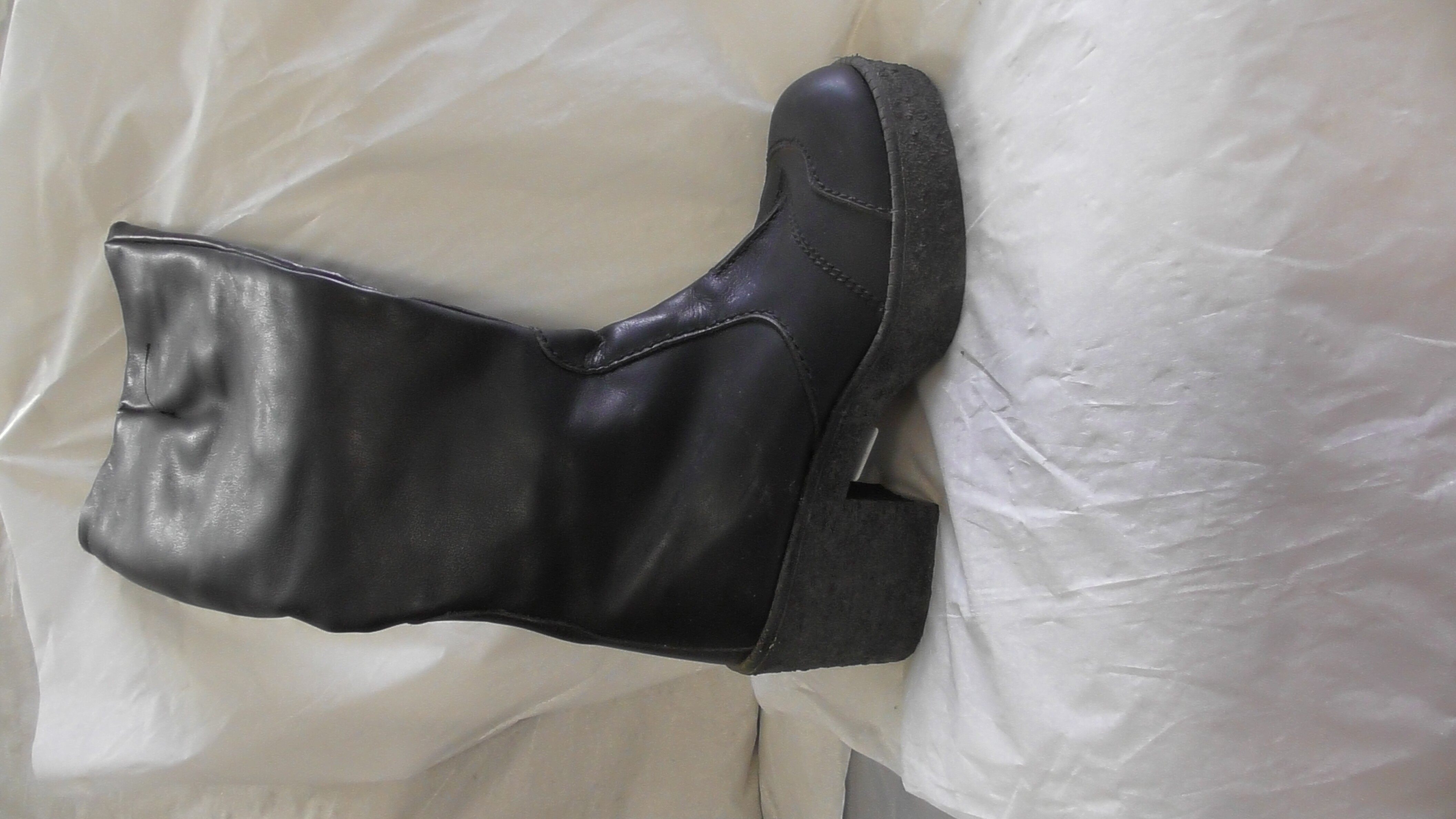 Schwarze Damen-Stiefel mit Plateausohle (Deutsches Schuhmuseum Hauenstein CC BY-NC-SA)