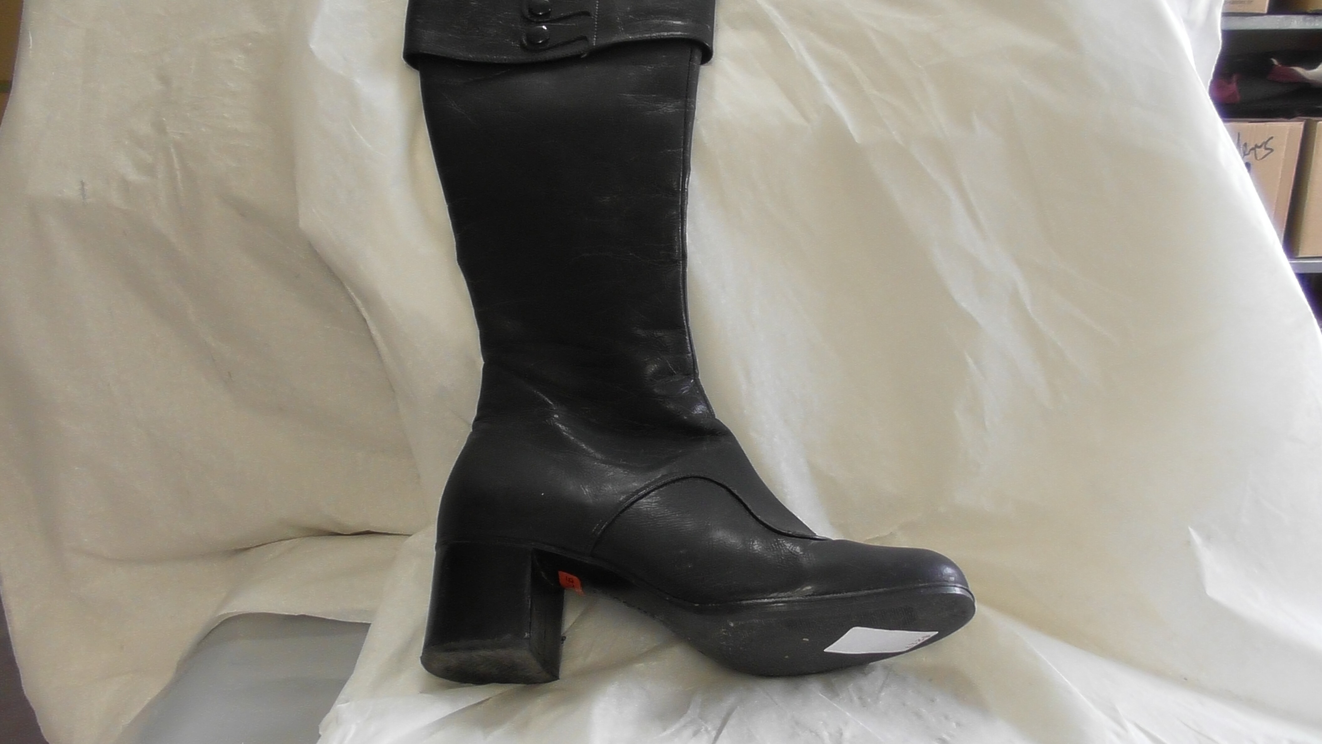 Schwarze Damen-Stiefel mit Knöpfen verziert (Deutsches Schuhmuseum Hauenstein CC BY-NC-SA)