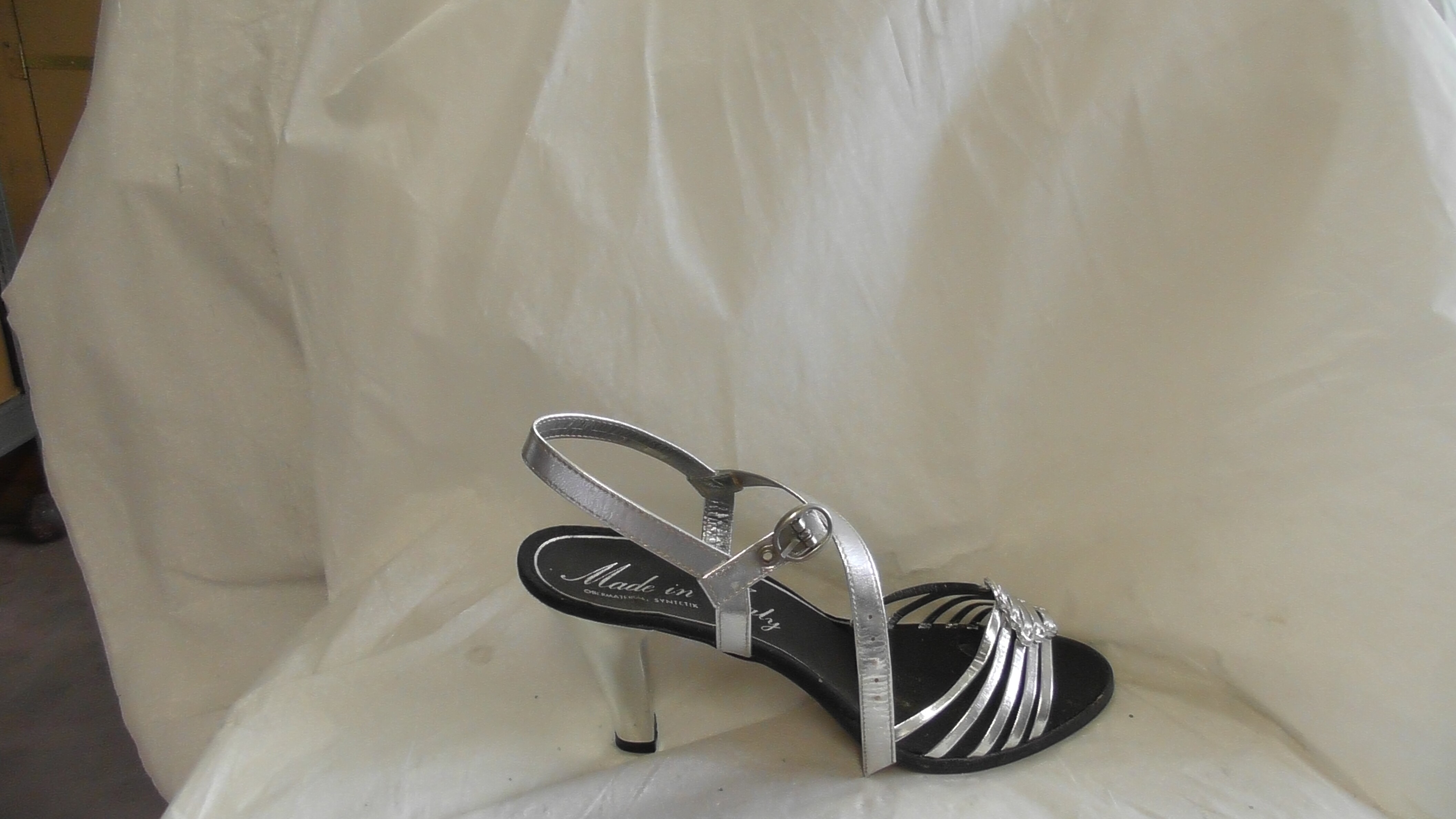 Silberne Damen-Sandaletten aus Kunststoff (Deutsches Schuhmuseum Hauenstein CC BY-NC-SA)