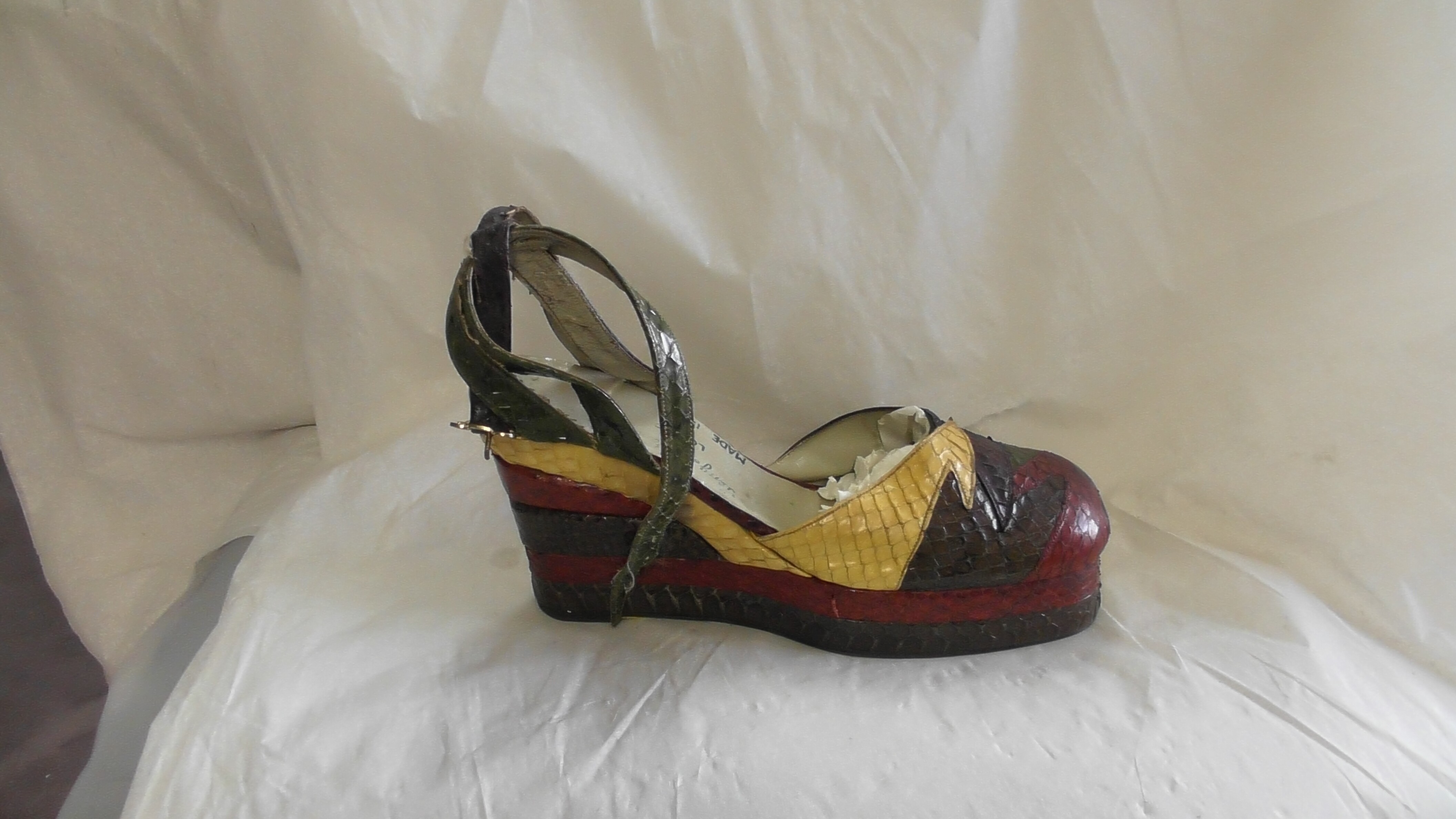 Damen-Sandaletten mit Keilabsatz (Deutsches Schuhmuseum Hauenstein CC BY-NC-SA)