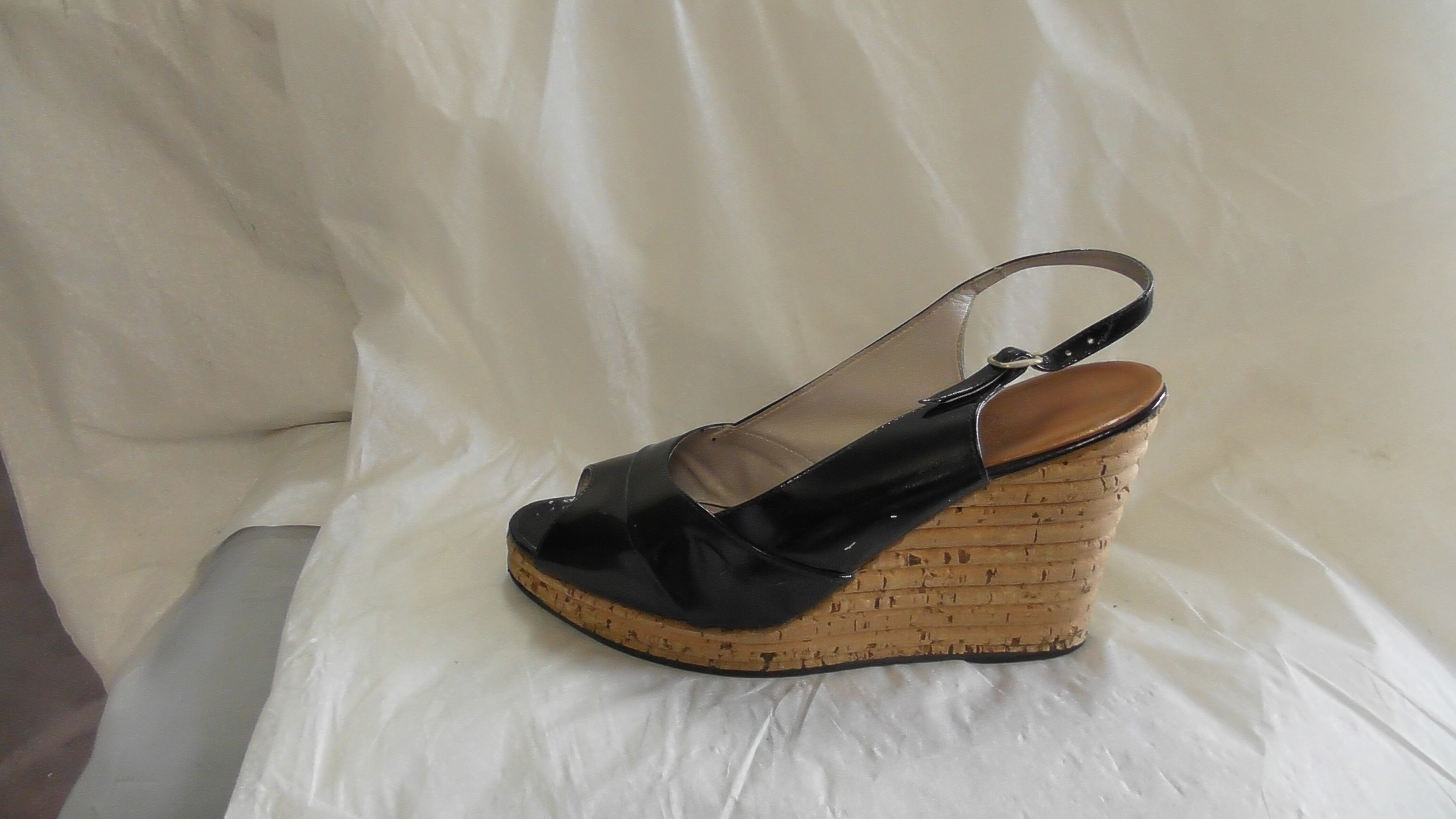 Schwarze Damen-Sandalette mit Keilabsatz aus Kork (Deutsches Schuhmuseum Hauenstein CC BY-NC-SA)