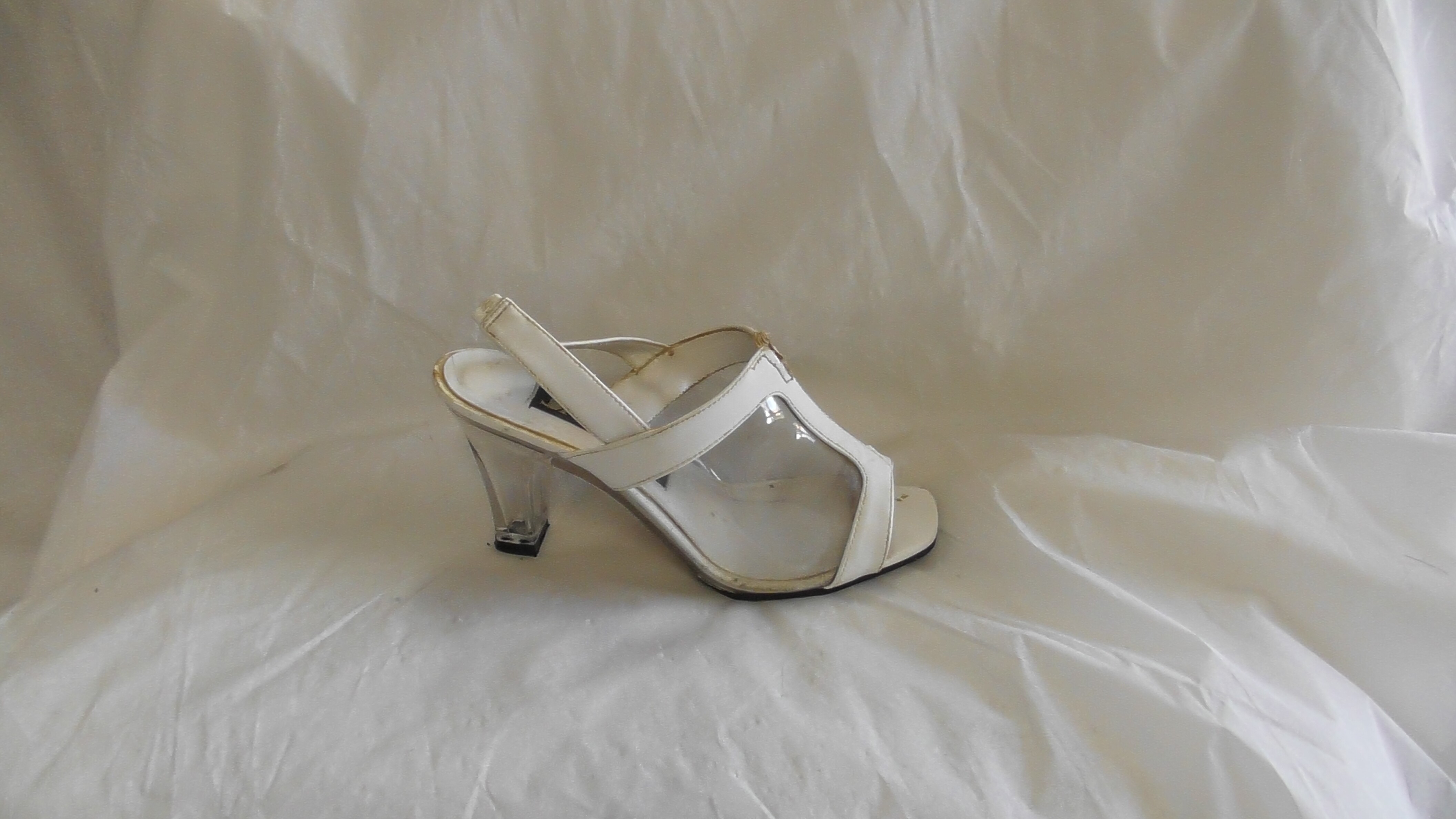 Weiße Damen-Sandaletten aus China (Deutsches Schuhmuseum Hauenstein CC BY-NC-SA)